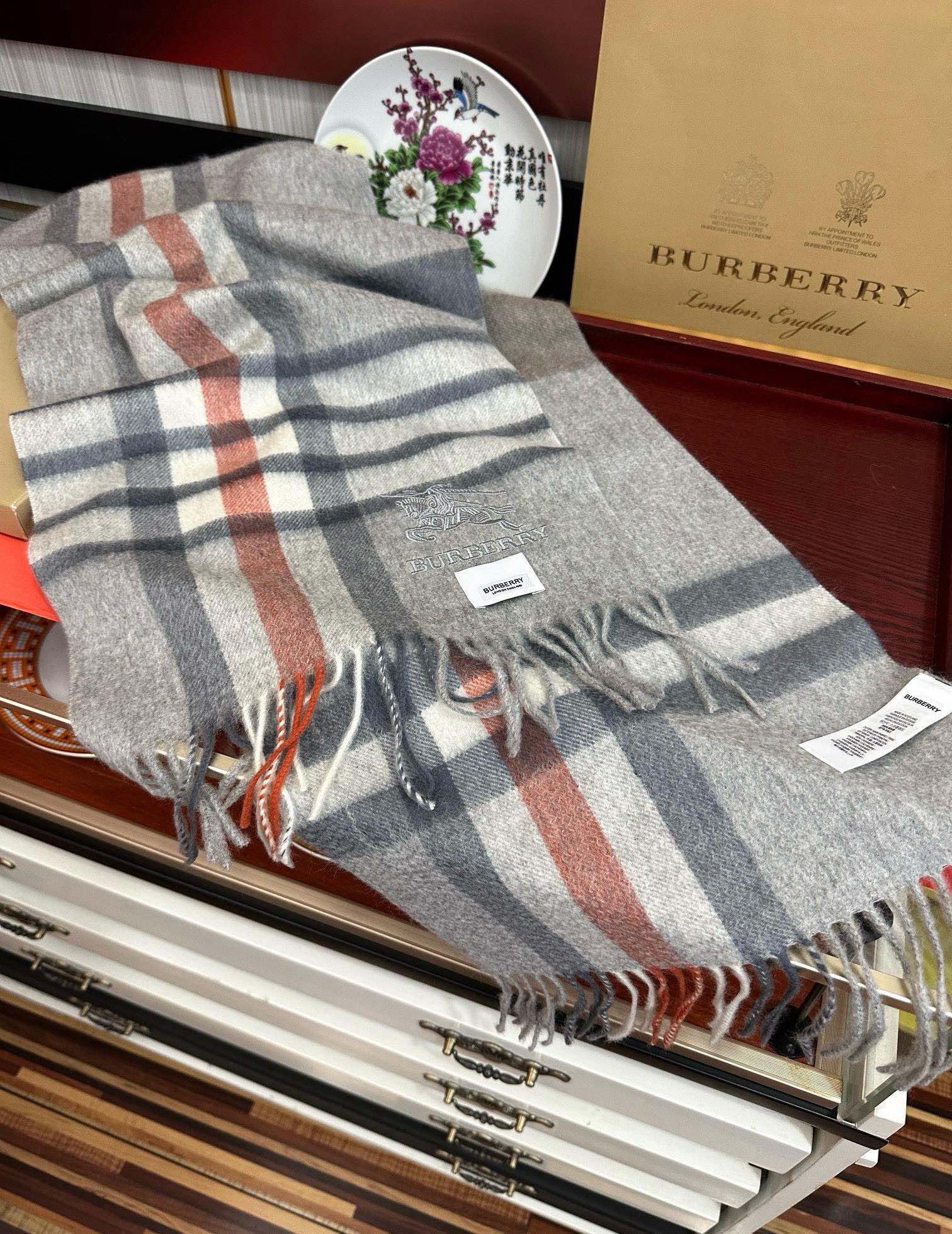 上新。2010 吧宝利 最爆款【采用内蒙古山羊绒】🎉男女士情侣款👫围巾‼️太美了😎让人耳目一新的感觉色色