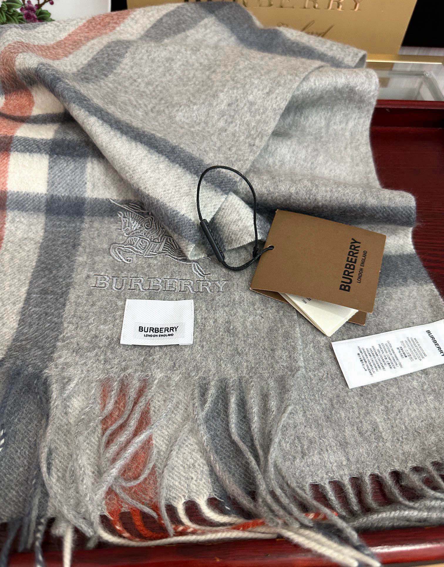 上新。2010 吧宝利 最爆款【采用内蒙古山羊绒】🎉男女士情侣款👫围巾‼️太美了😎让人耳目一新的感觉色色