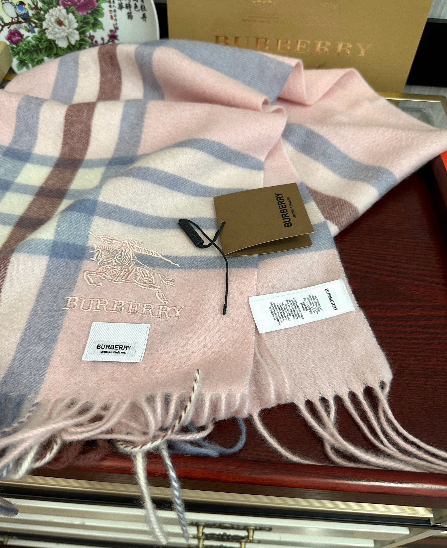 上新。2010 吧宝利 最爆款【采用内蒙古山羊绒】🎉男女士情侣款👫围巾‼️太美了😎让人耳目一新的感觉色色