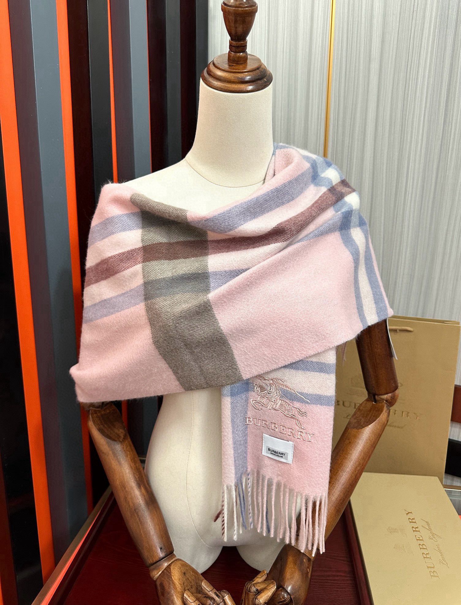 上新。2010 吧宝利 最爆款【采用内蒙古山羊绒】🎉男女士情侣款👫围巾‼️太美了😎让人耳目一新的感觉色色