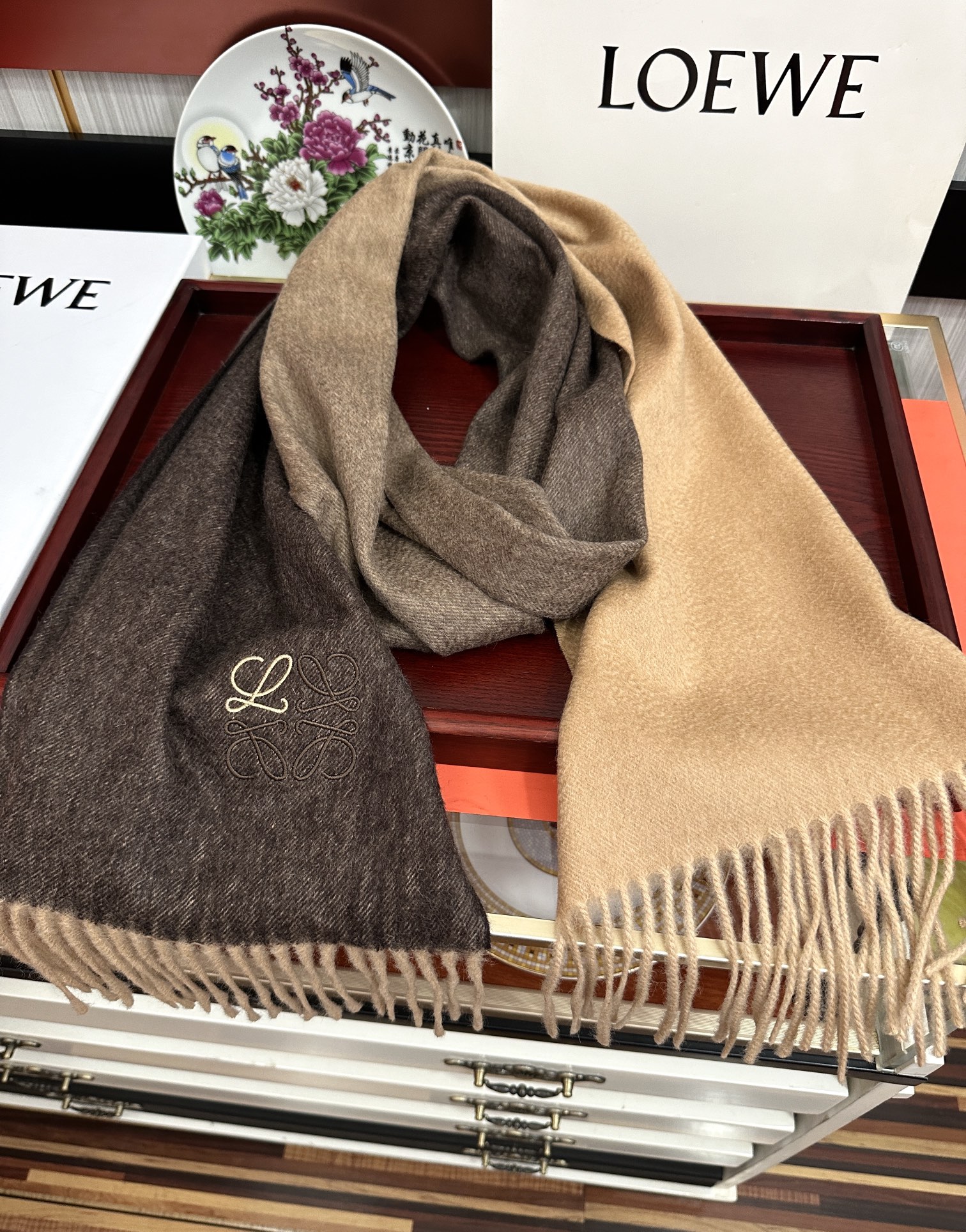 。 2010 新品，太美了，罗意威，采用内蒙古山羊绒，渐变系列，最新款男女通用情侣款👫重磅推荐💥 经典的