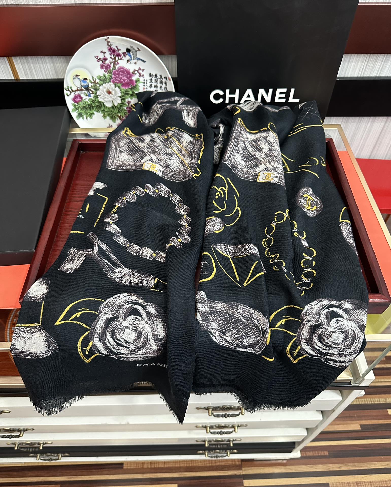 上新 小香 2025 新款真心赞👍【羊绒绒长巾】😘💍实物真心美 🎀披肩配以印花💓💃🏻无论设计喷绘都是非常