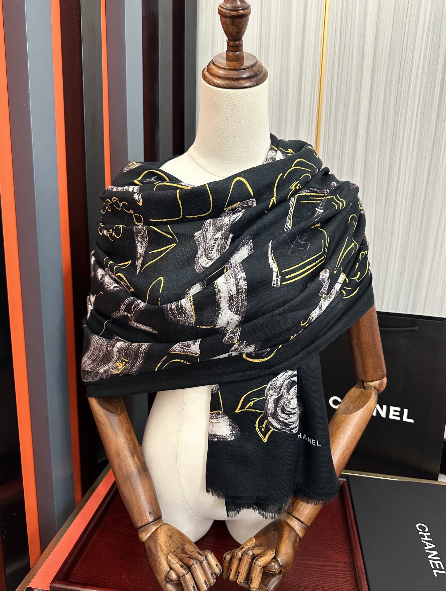 上新 小香 2025 新款真心赞👍【羊绒绒长巾】😘💍实物真心美 🎀披肩配以印花💓💃🏻无论设计喷绘都是非常