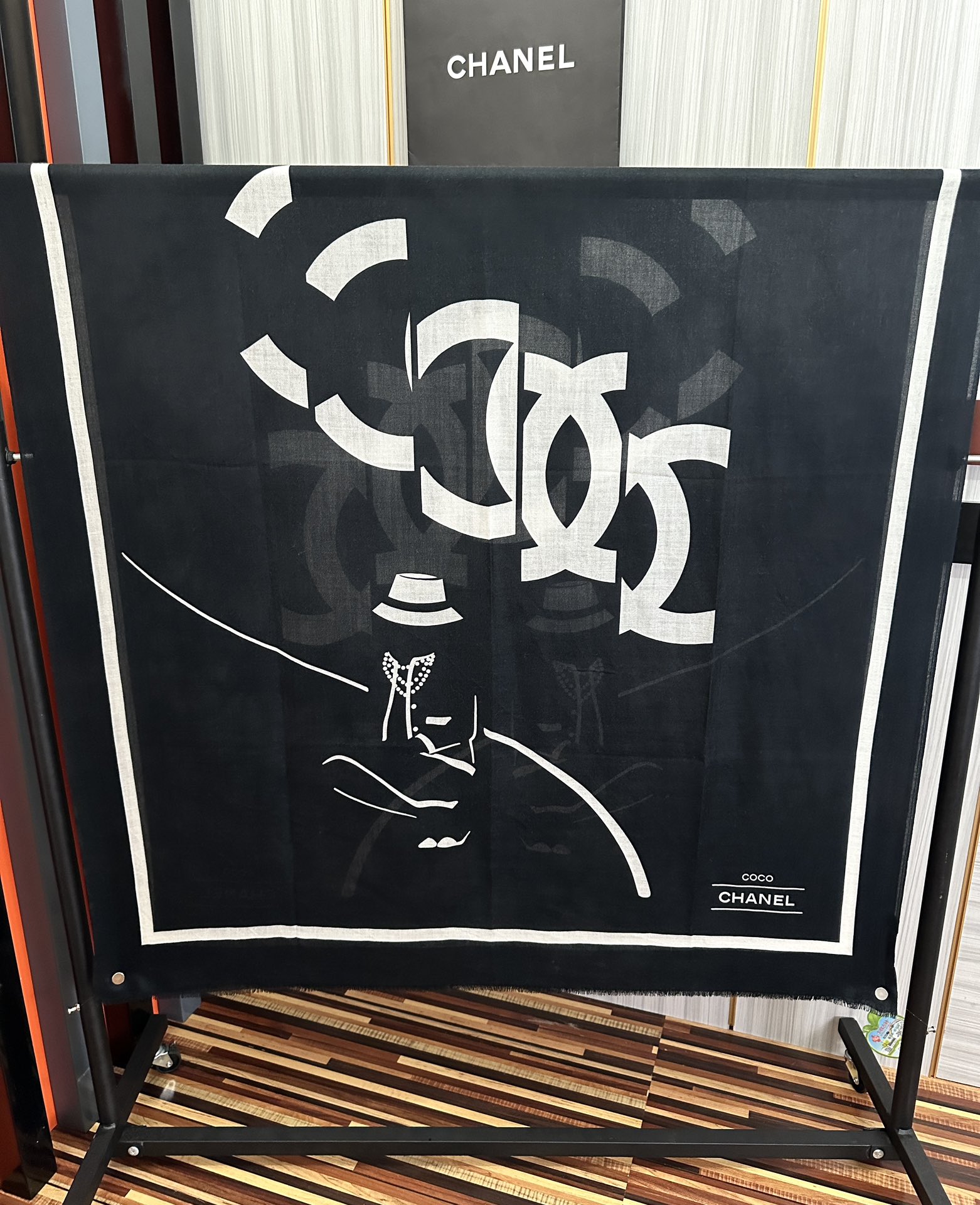 。2010 香奈儿 经典优雅Coco风礼物~气质到骨子里色香奶奶新一季的面料超高级，真心超级柔软，丝丝顺