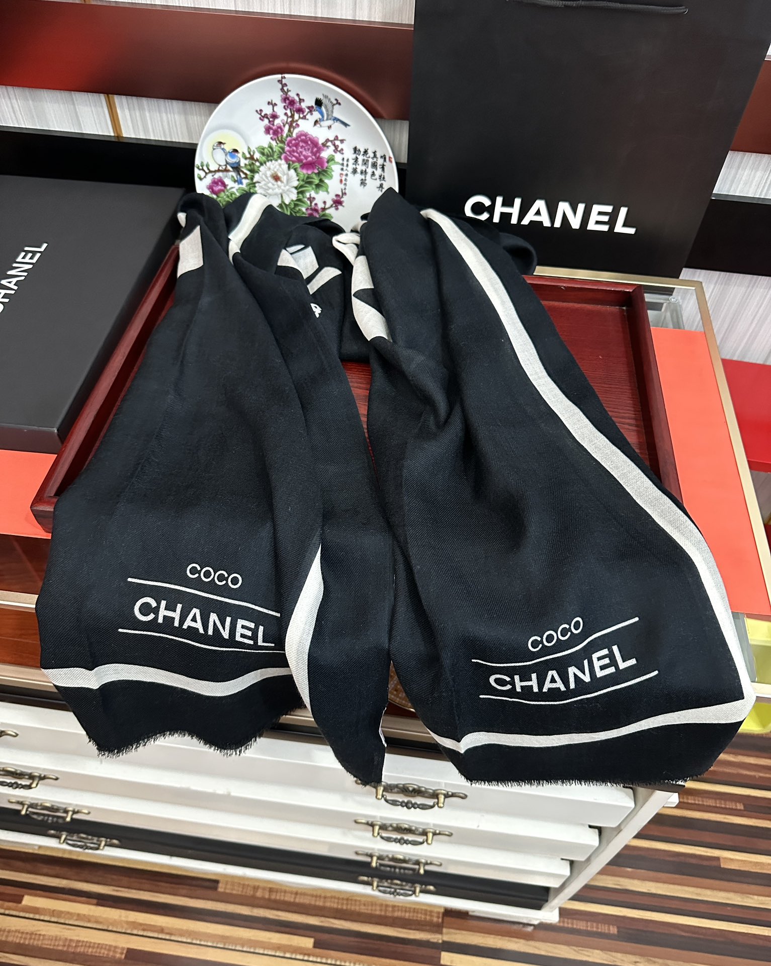 。2010 香奈儿 经典优雅Coco风礼物~气质到骨子里色香奶奶新一季的面料超高级，真心超级柔软，丝丝顺