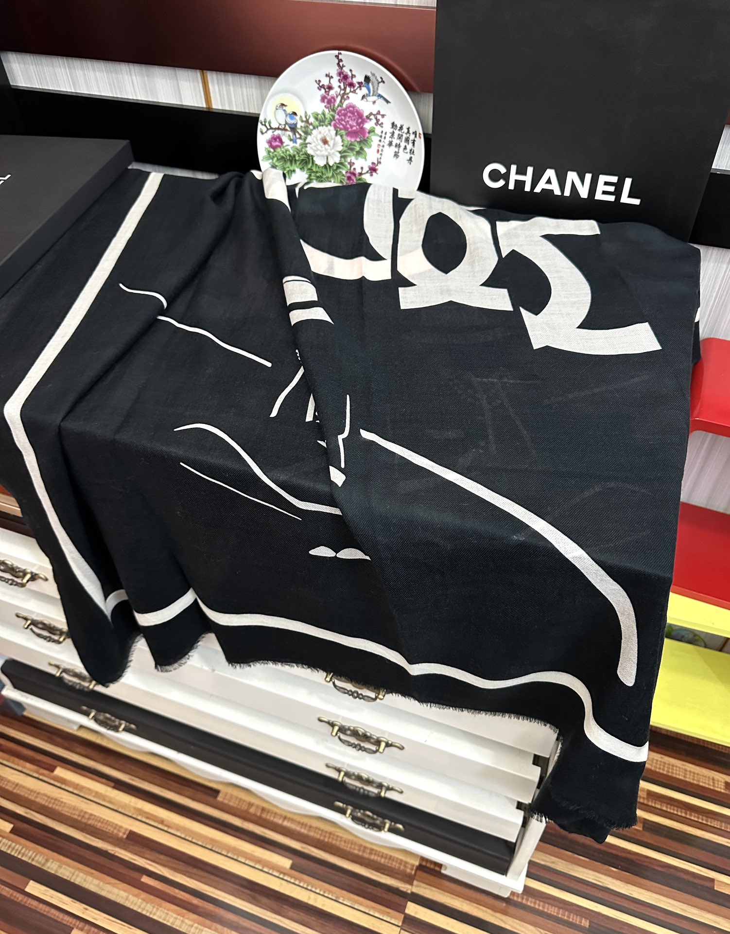 。2010 香奈儿 经典优雅Coco风礼物~气质到骨子里色香奶奶新一季的面料超高级，真心超级柔软，丝丝顺