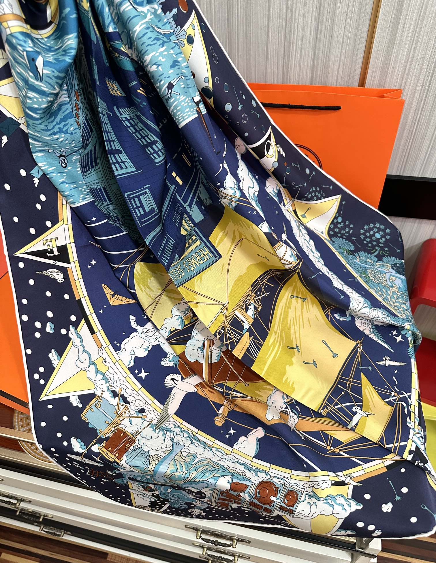 上新2025 。HERMES 重磅庆祝【爱马仕旗舰】方巾嘴唇精简时髦，品质感很显好得意好搭到上瘾的丝巾色