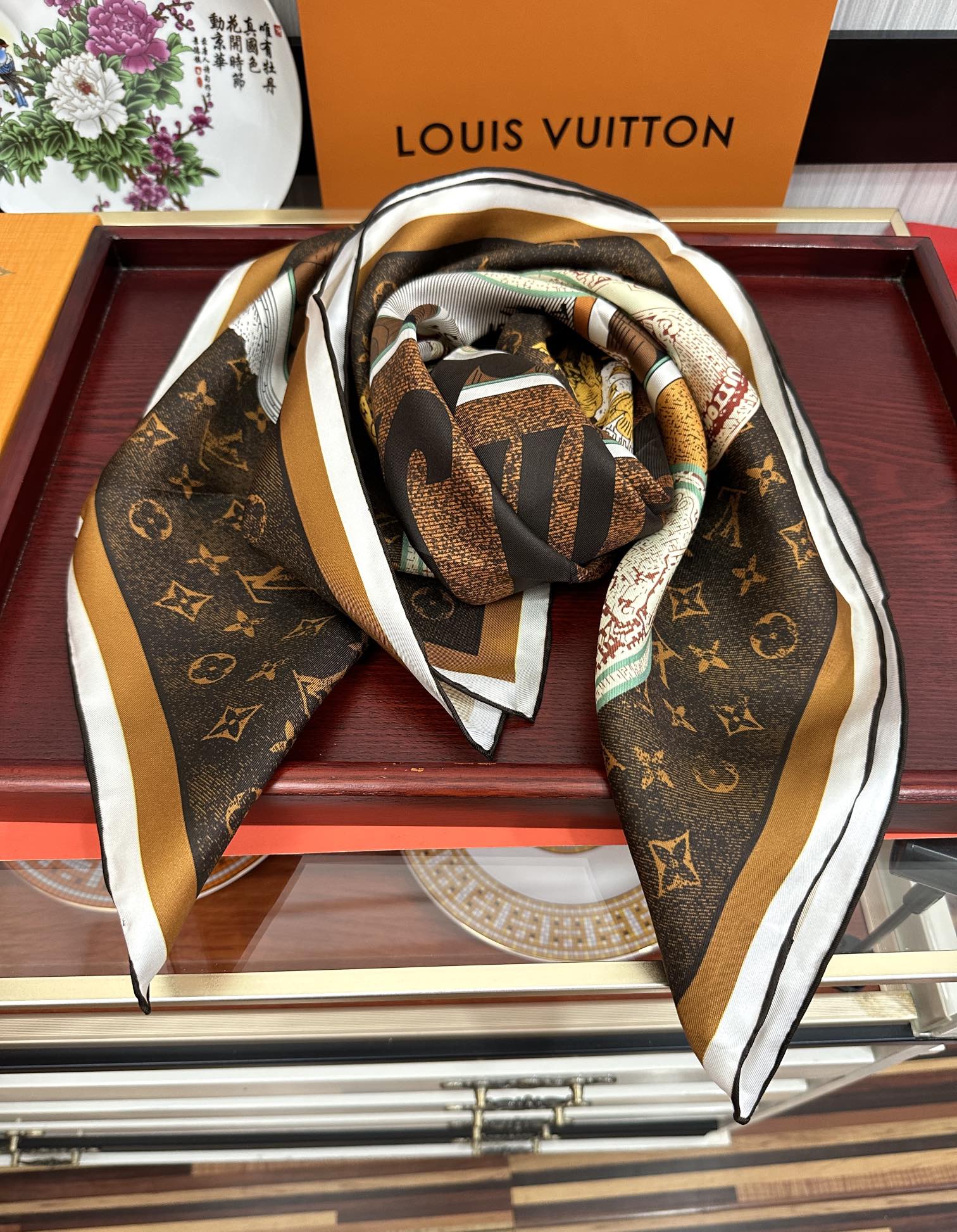 💖Lv家🌟2025【经典款式】真丝方巾👍【高端 大爱❤️女人尤物 】货极少 四季都可以用‼️真心美的让人