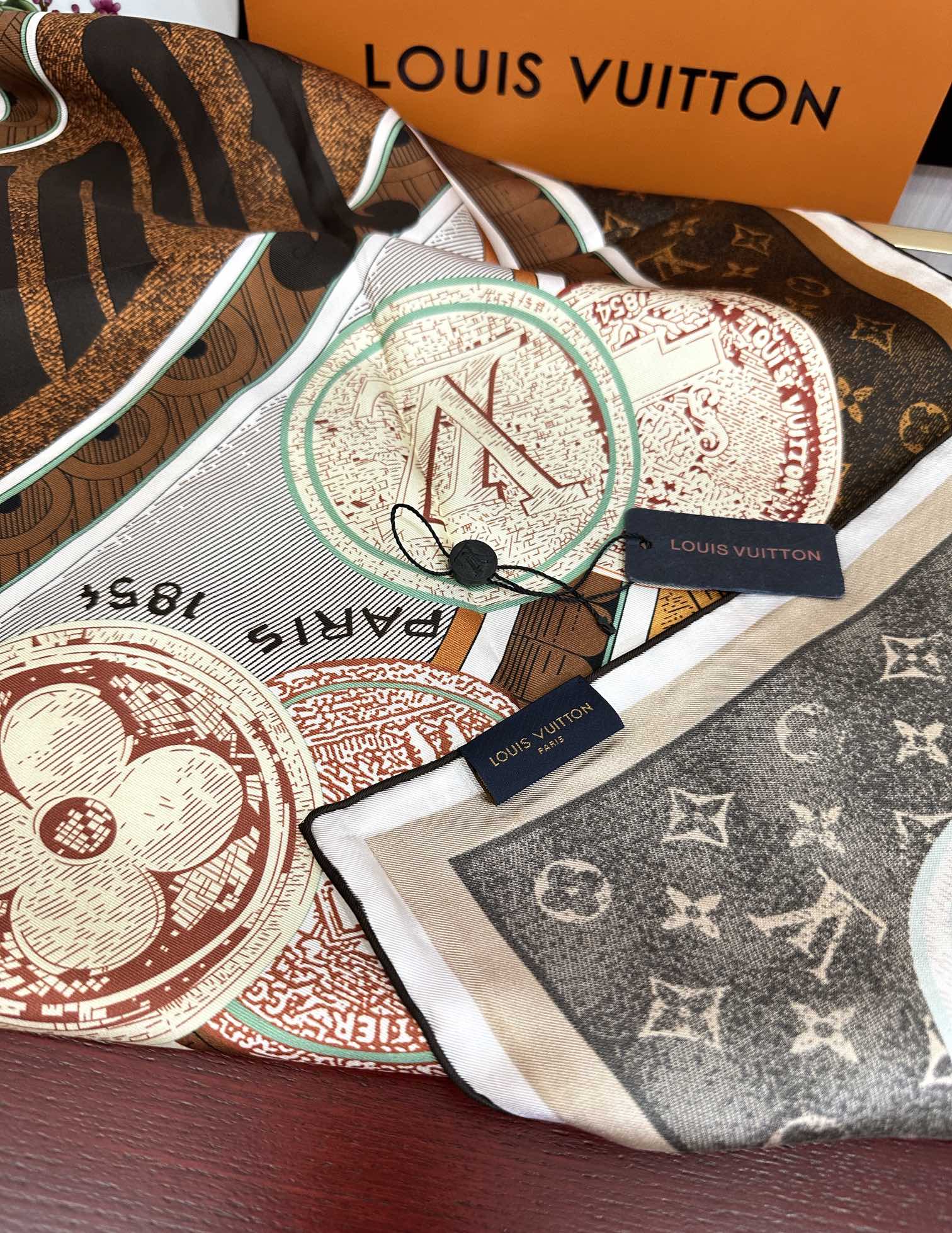 💖Lv家🌟2025【经典款式】真丝方巾👍【高端 大爱❤️女人尤物 】货极少 四季都可以用‼️真心美的让人