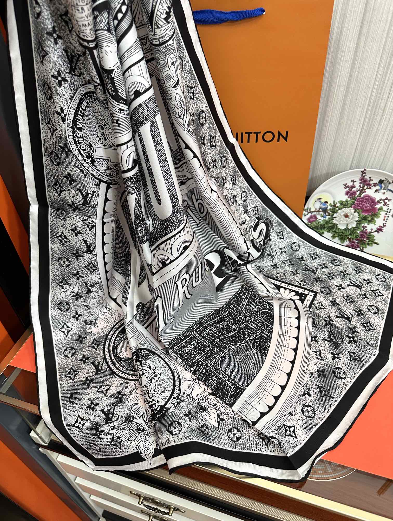 💖Lv家🌟2025【经典款式】真丝方巾👍【高端 大爱❤️女人尤物 】货极少 四季都可以用‼️真心美的让人