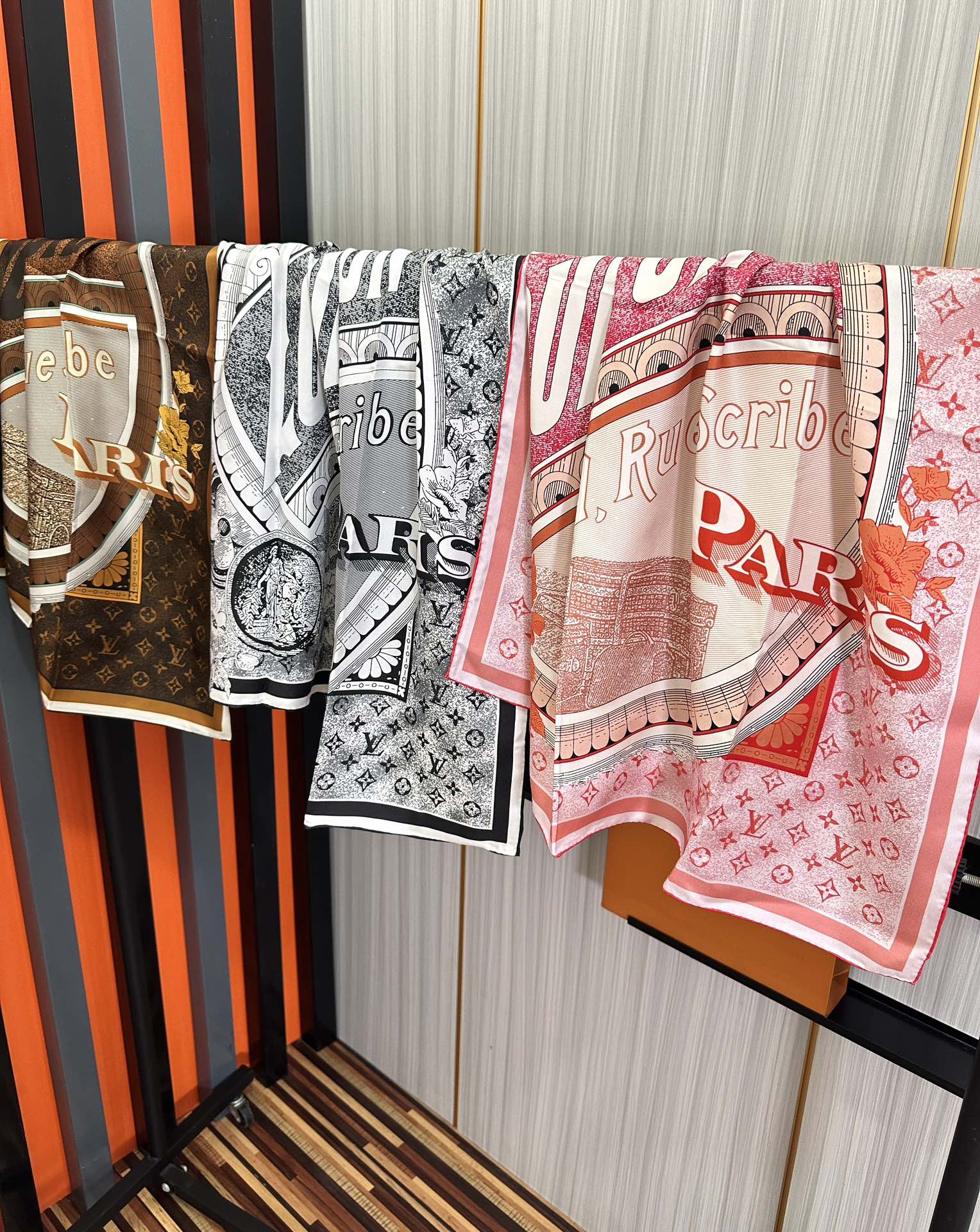 💖Lv家🌟2025【经典款式】真丝方巾👍【高端 大爱❤️女人尤物 】货极少 四季都可以用‼️真心美的让人