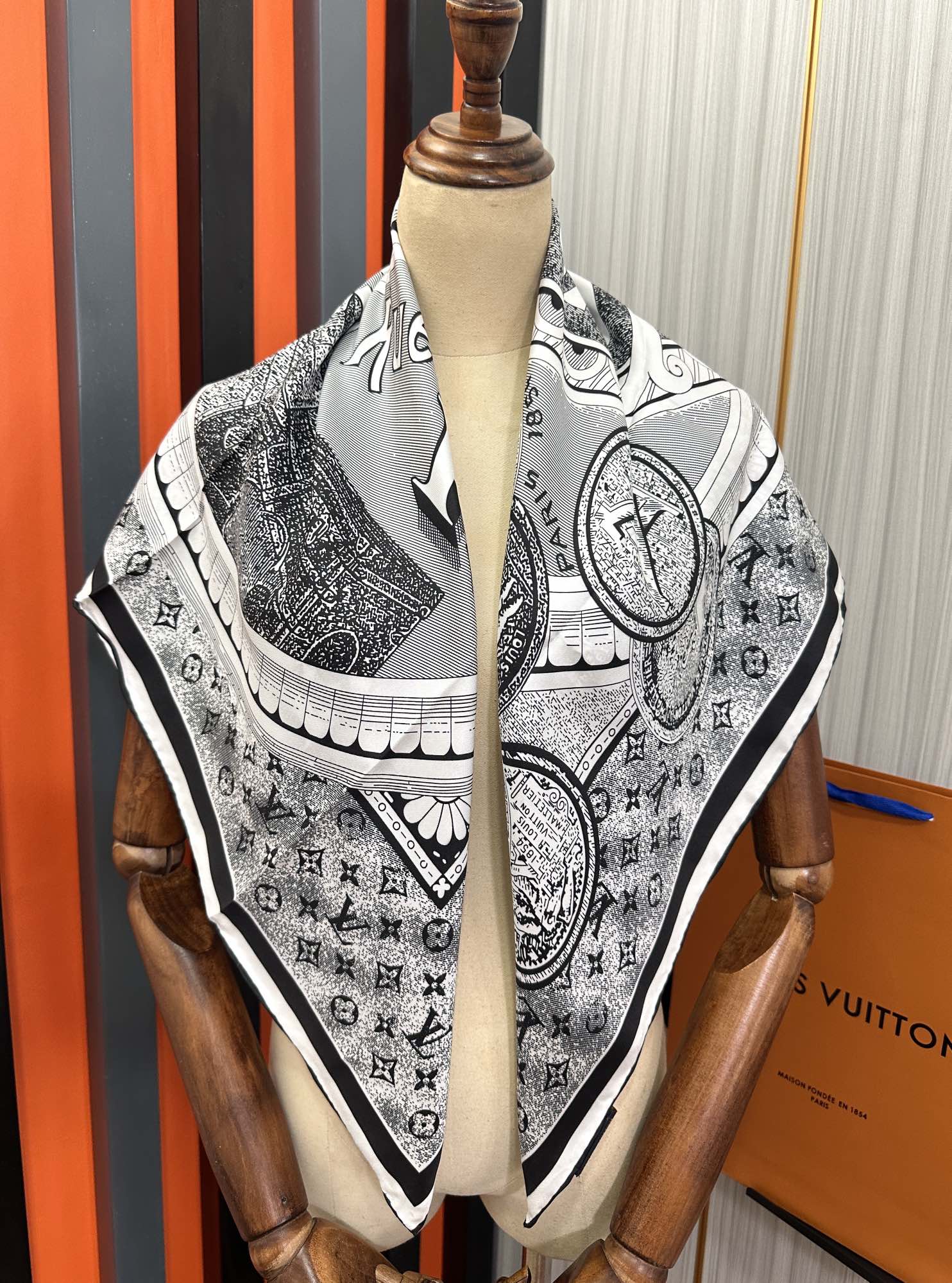 💖Lv家🌟2025【经典款式】真丝方巾👍【高端 大爱❤️女人尤物 】货极少 四季都可以用‼️真心美的让人