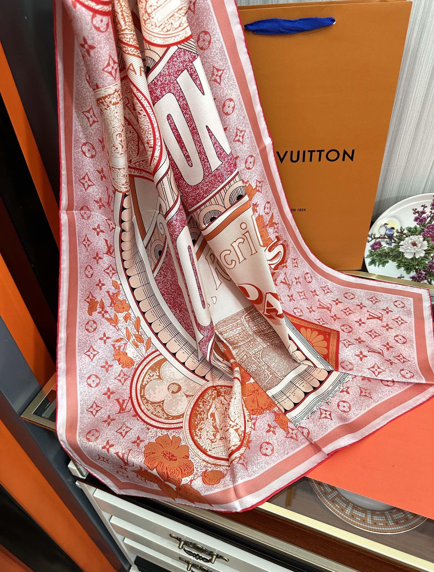 💖Lv家🌟2025【经典款式】真丝方巾👍【高端 大爱❤️女人尤物 】货极少 四季都可以用‼️真心美的让人