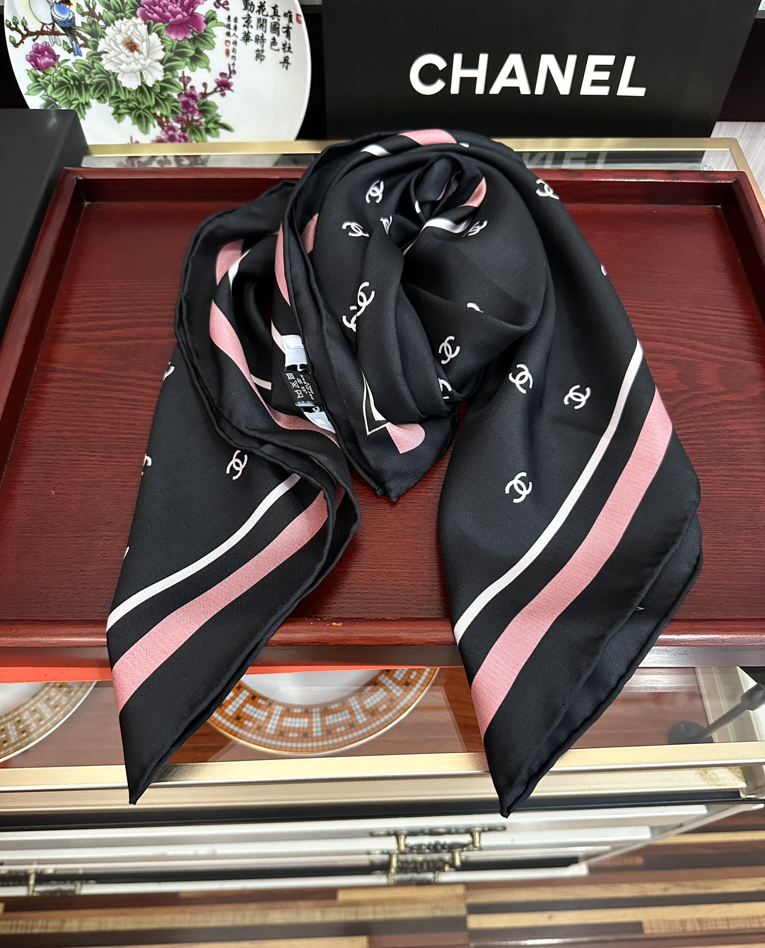 新款發CHANEL 官网同步【双面同色蝴蝶结🎀】18姆米 2025新品方巾必须征服它今年丝巾的戴法色一下
