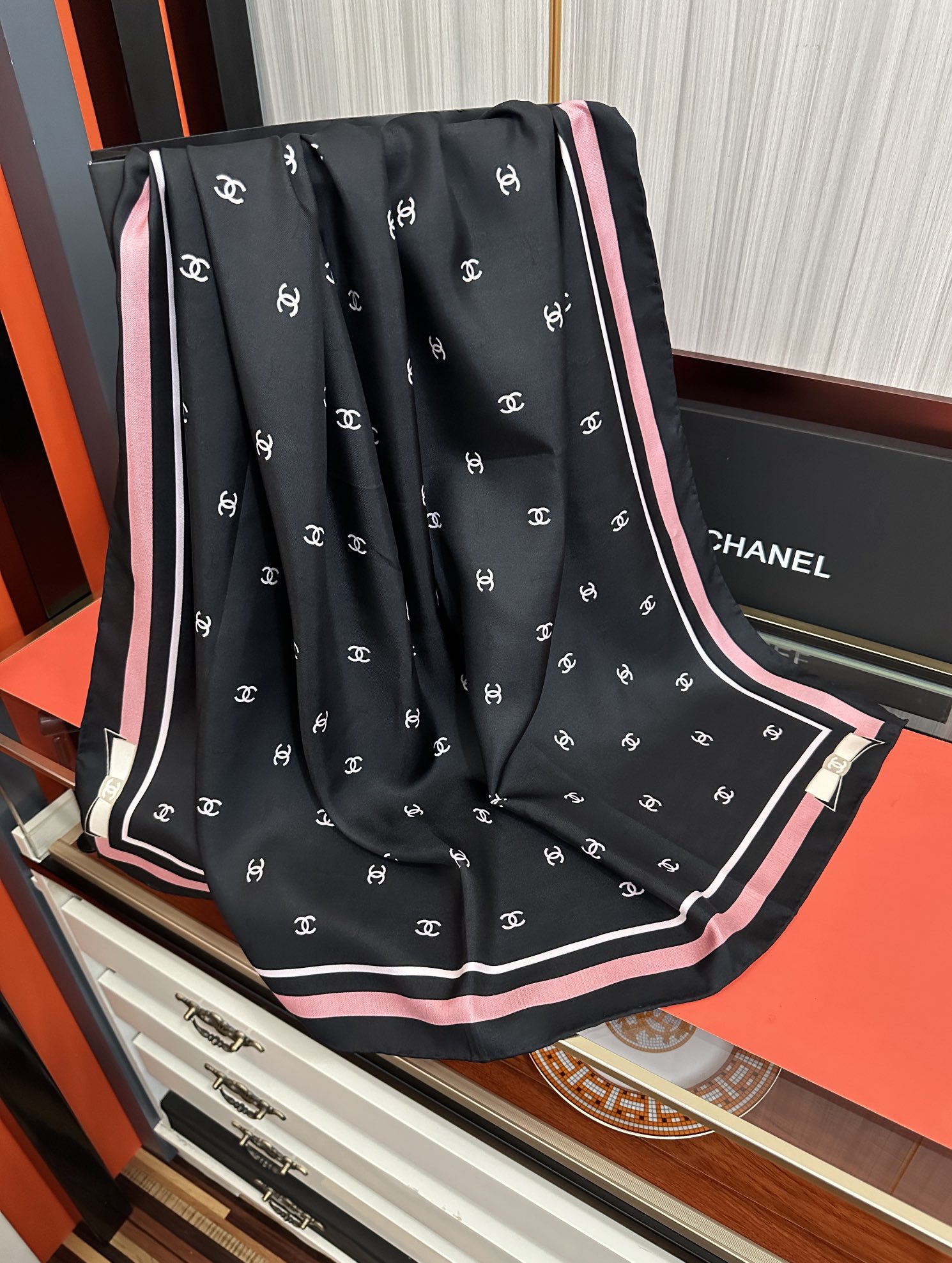 新款發CHANEL 官网同步【双面同色蝴蝶结🎀】18姆米 2025新品方巾必须征服它今年丝巾的戴法色一下