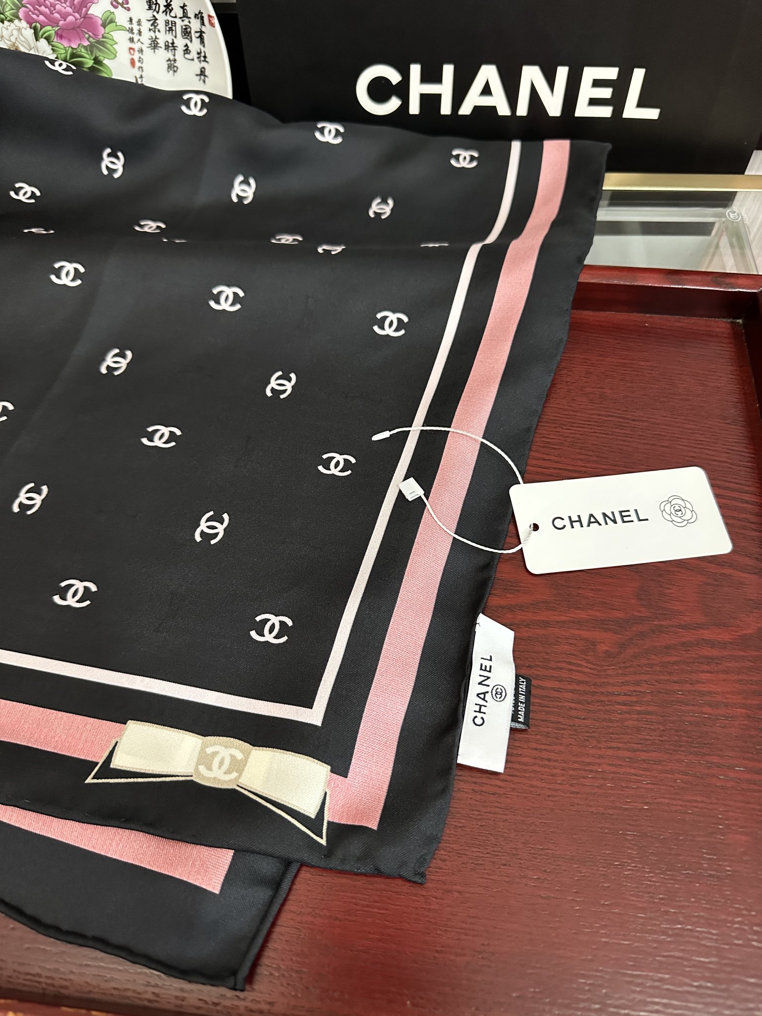 新款發CHANEL 官网同步【双面同色蝴蝶结🎀】18姆米 2025新品方巾必须征服它今年丝巾的戴法色一下