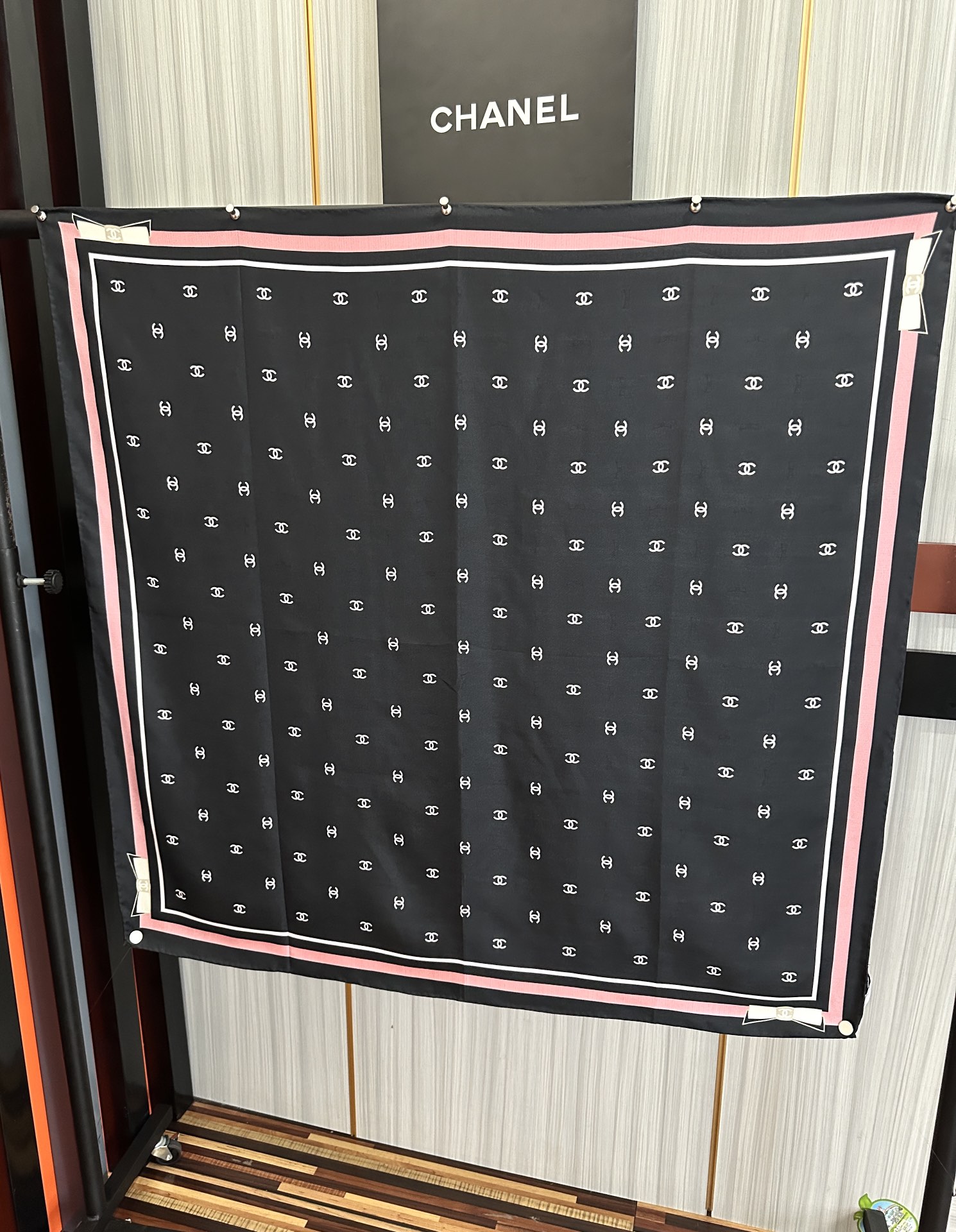 新款發CHANEL 官网同步【双面同色蝴蝶结🎀】18姆米 2025新品方巾必须征服它今年丝巾的戴法色一下