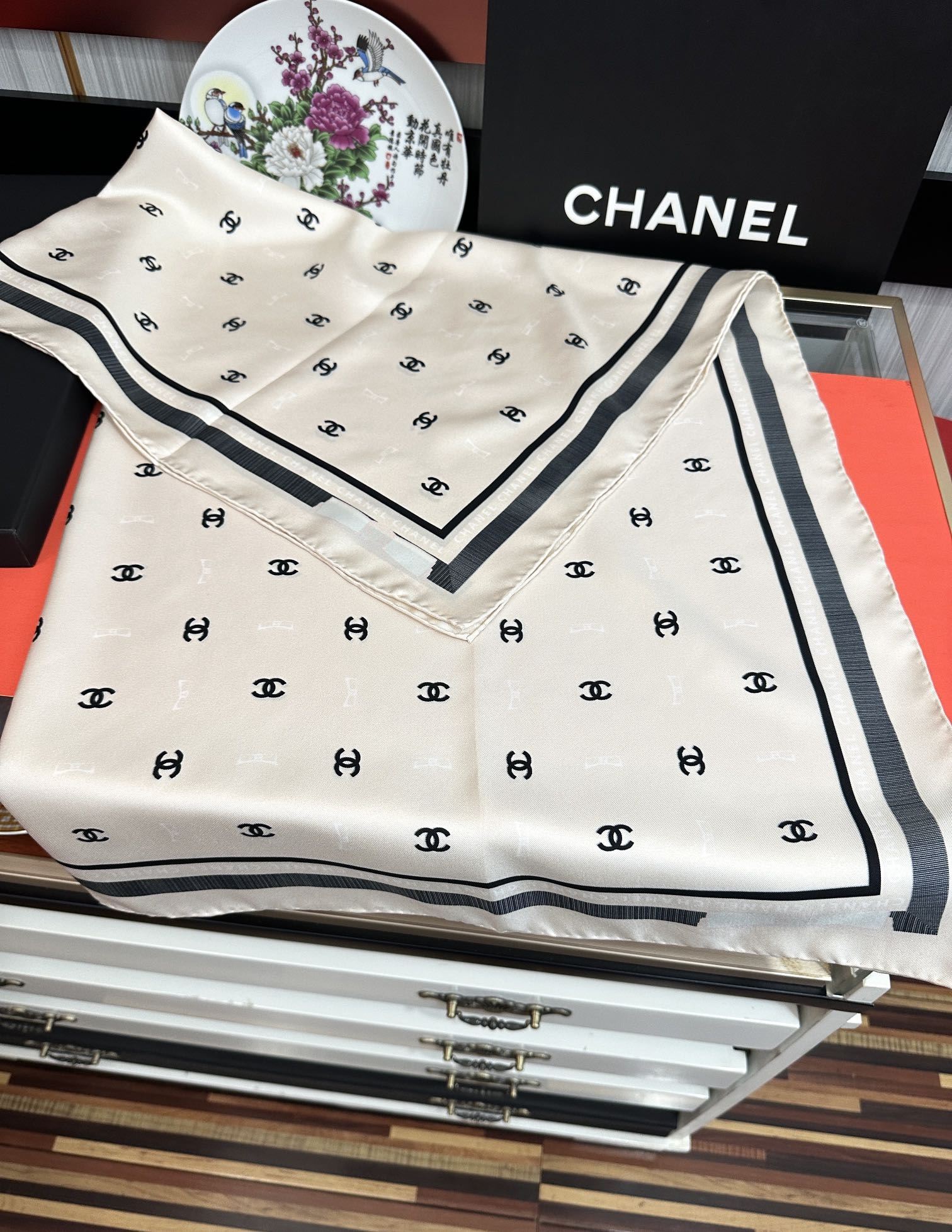 新款發CHANEL 官网同步【双面同色蝴蝶结🎀】18姆米 2025新品方巾必须征服它今年丝巾的戴法色一下