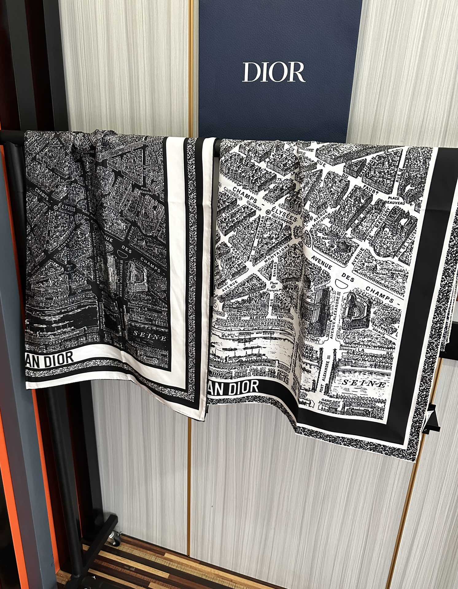。新款 迪奥2025春夏季新款，【巴黎地图】太美了玫瑰买到都说好👍下手一定要快高端 大爱❤️女人尤物 货