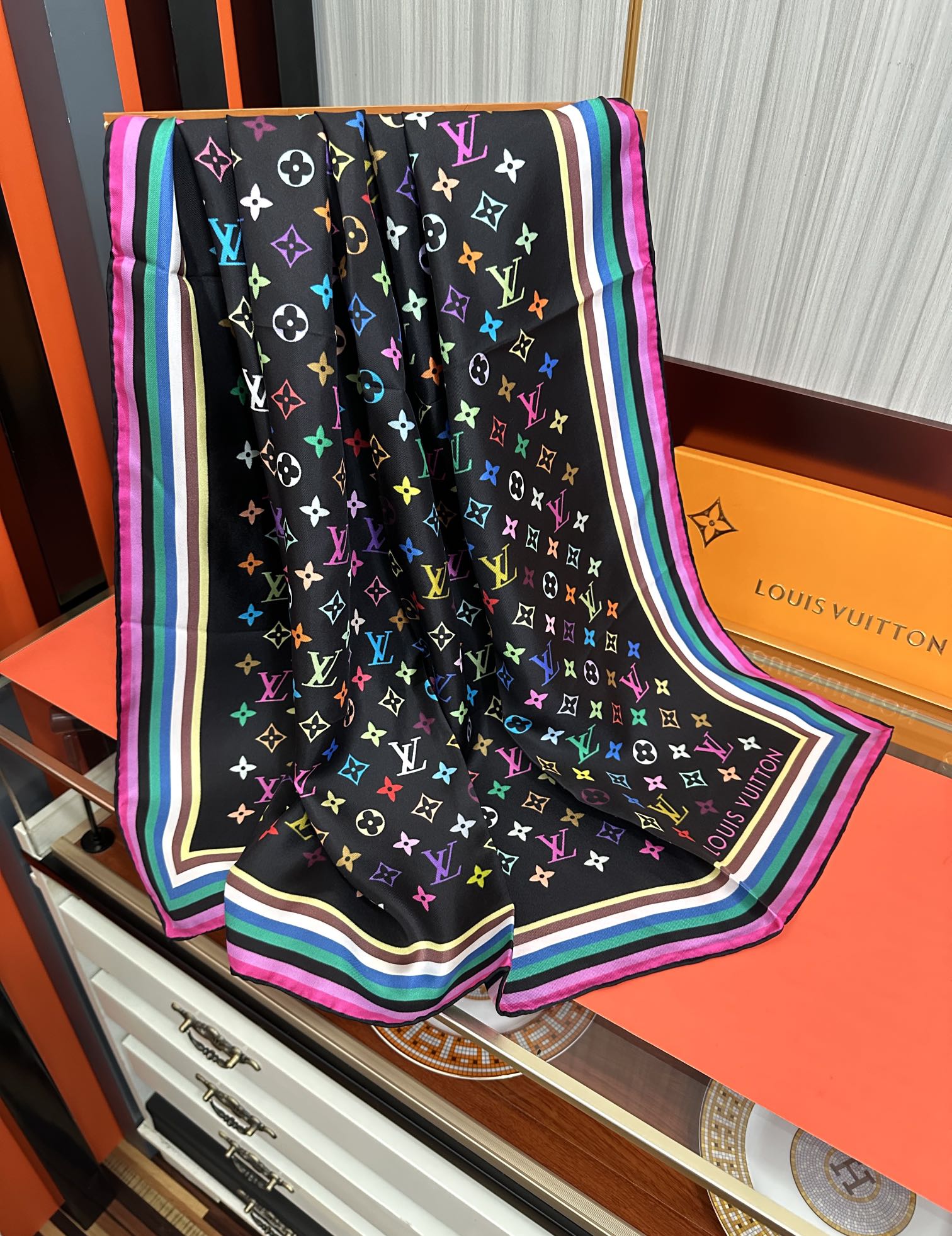 高版本到货太阳 LV 太美了庆祝顶级的设计發风格非常适合夏天搭配色随便怎么围都好看得意方巾出自路易与村上