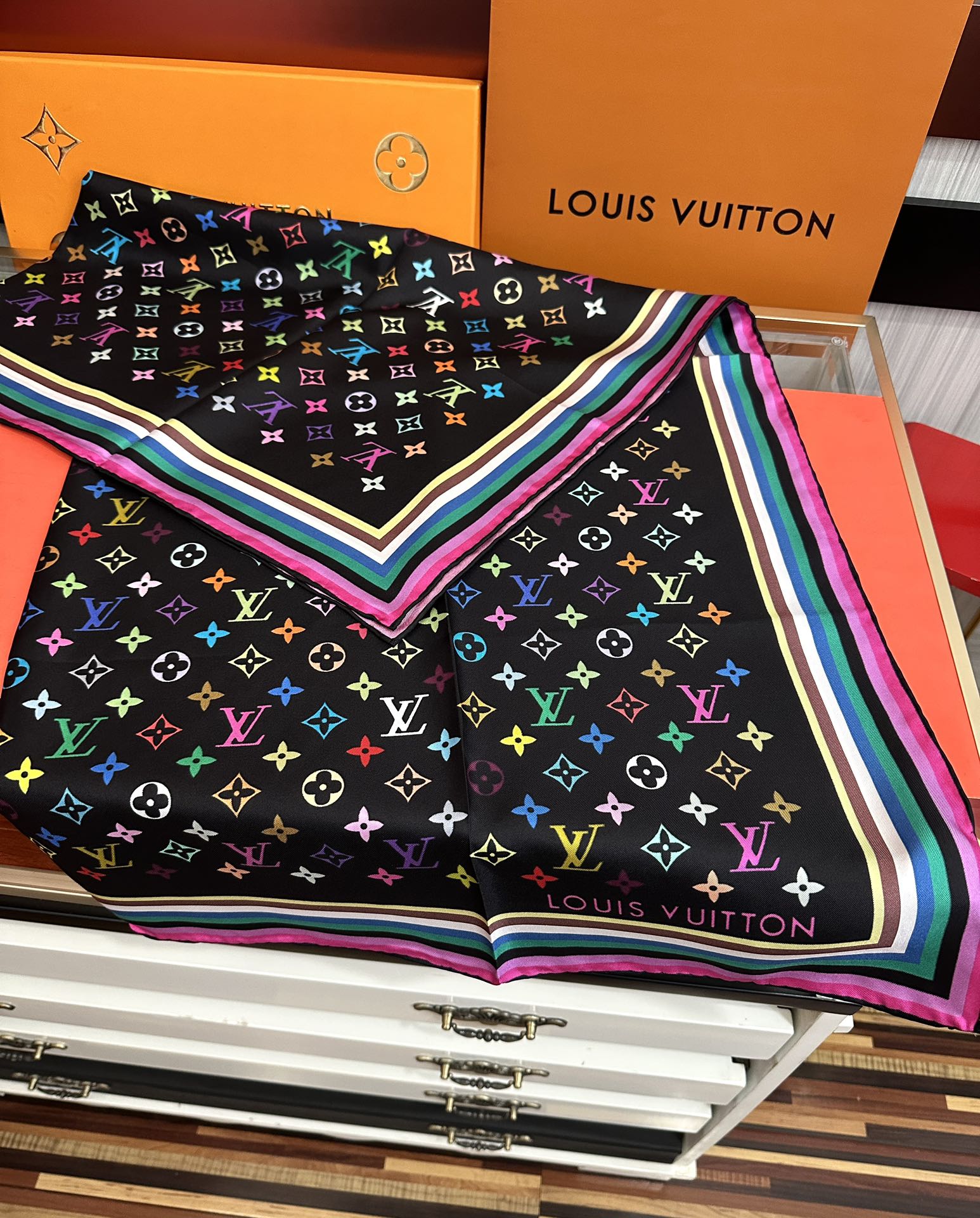 高版本到货太阳 LV 太美了庆祝顶级的设计發风格非常适合夏天搭配色随便怎么围都好看得意方巾出自路易与村上