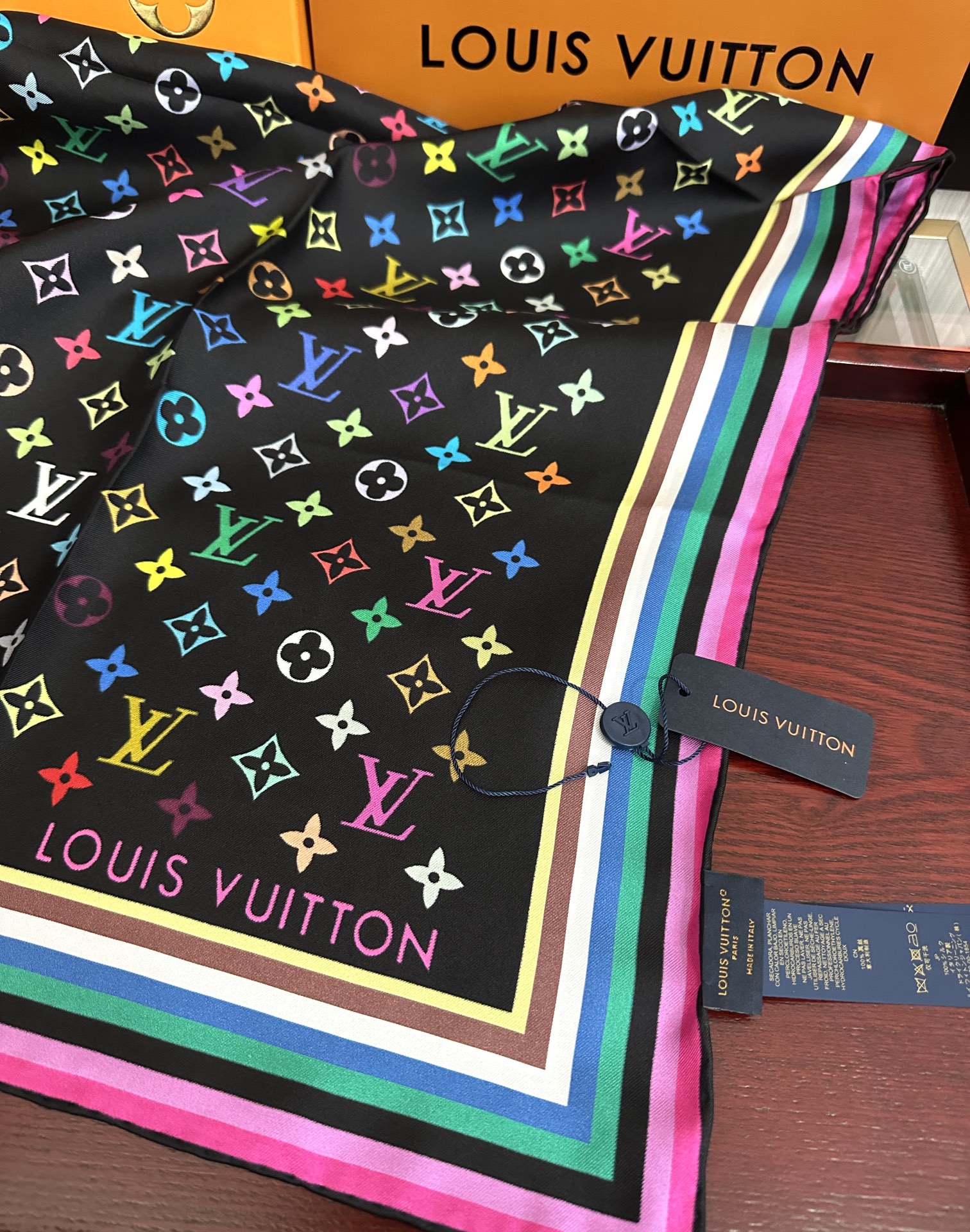 高版本到货太阳 LV 太美了庆祝顶级的设计發风格非常适合夏天搭配色随便怎么围都好看得意方巾出自路易与村上