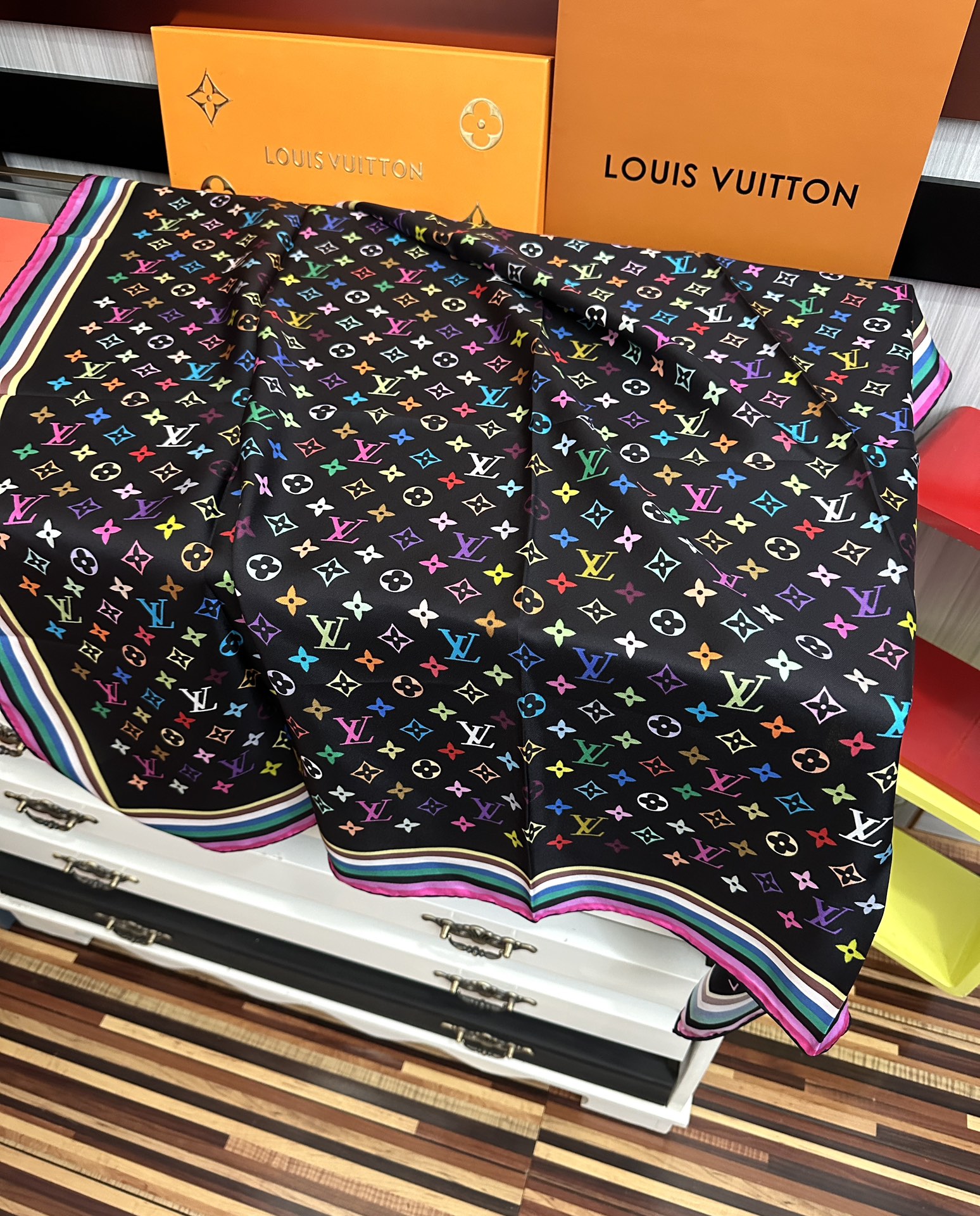 高版本到货太阳 LV 太美了庆祝顶级的设计發风格非常适合夏天搭配色随便怎么围都好看得意方巾出自路易与村上