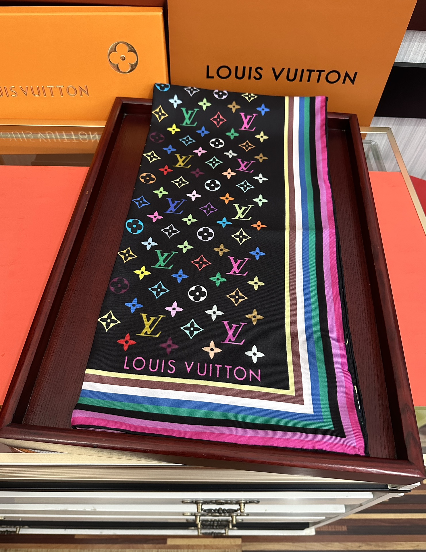 高版本到货太阳 LV 太美了庆祝顶级的设计發风格非常适合夏天搭配色随便怎么围都好看得意方巾出自路易与村上