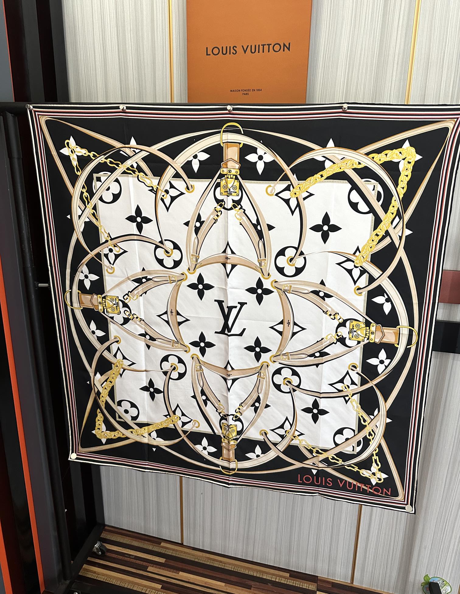 上新2025。💖L家🌟【经典款式】真丝方巾，买了都说好👍下手一定要快【高端 大爱❤️女人尤物 】货极少 