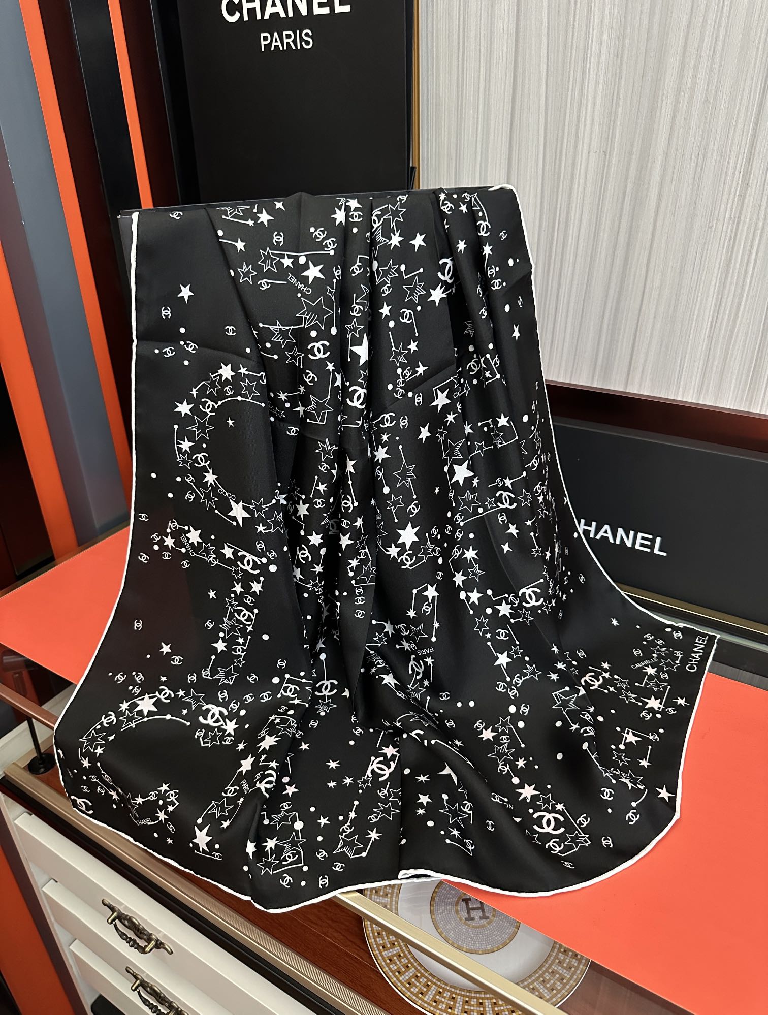 🆕 新款 香奈儿【涂鸦字母系列】👍香奶奶永远都是比较经典發一条印有字母Logo交织图案巧妙搭配得意简直太