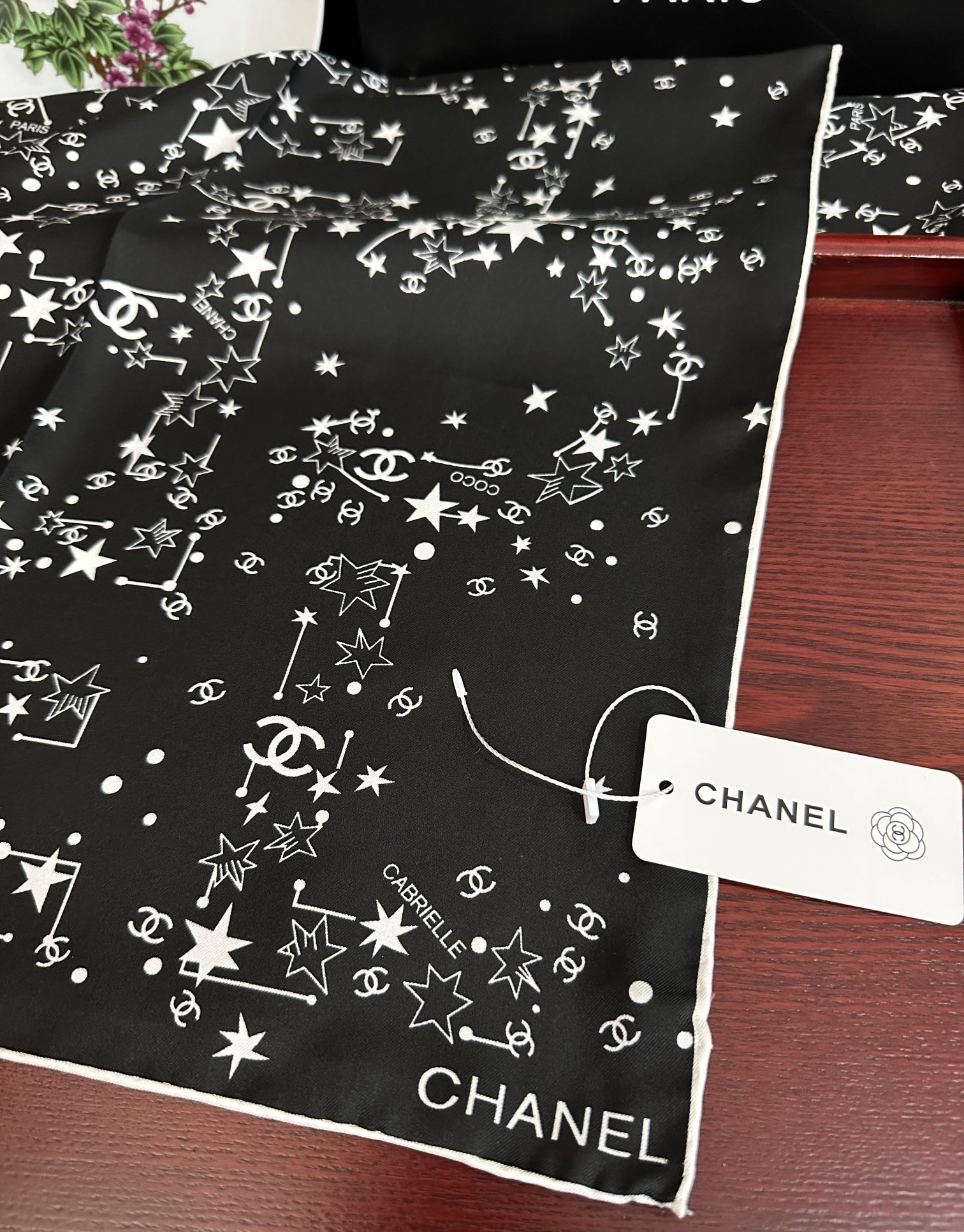 🆕 新款 香奈儿【涂鸦字母系列】👍香奶奶永远都是比较经典發一条印有字母Logo交织图案巧妙搭配得意简直太