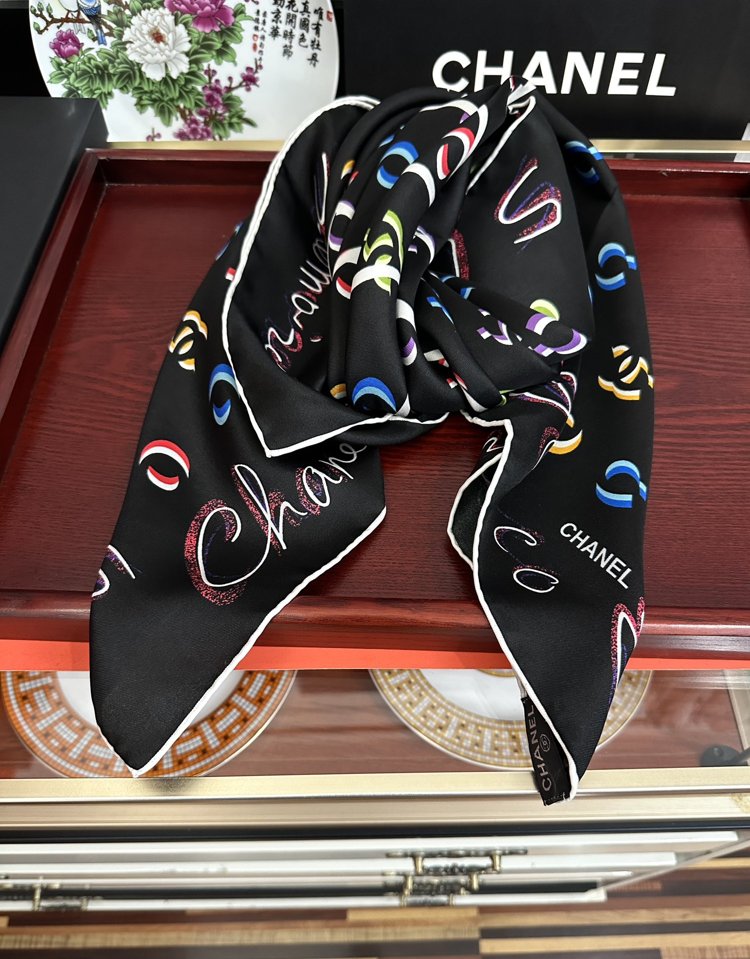 🆕 香奈儿 【Coco字母炫彩】官网同步庆祝工艺提花+双面数码印花搭配精致的手工卷边工艺得意质感高级且细
