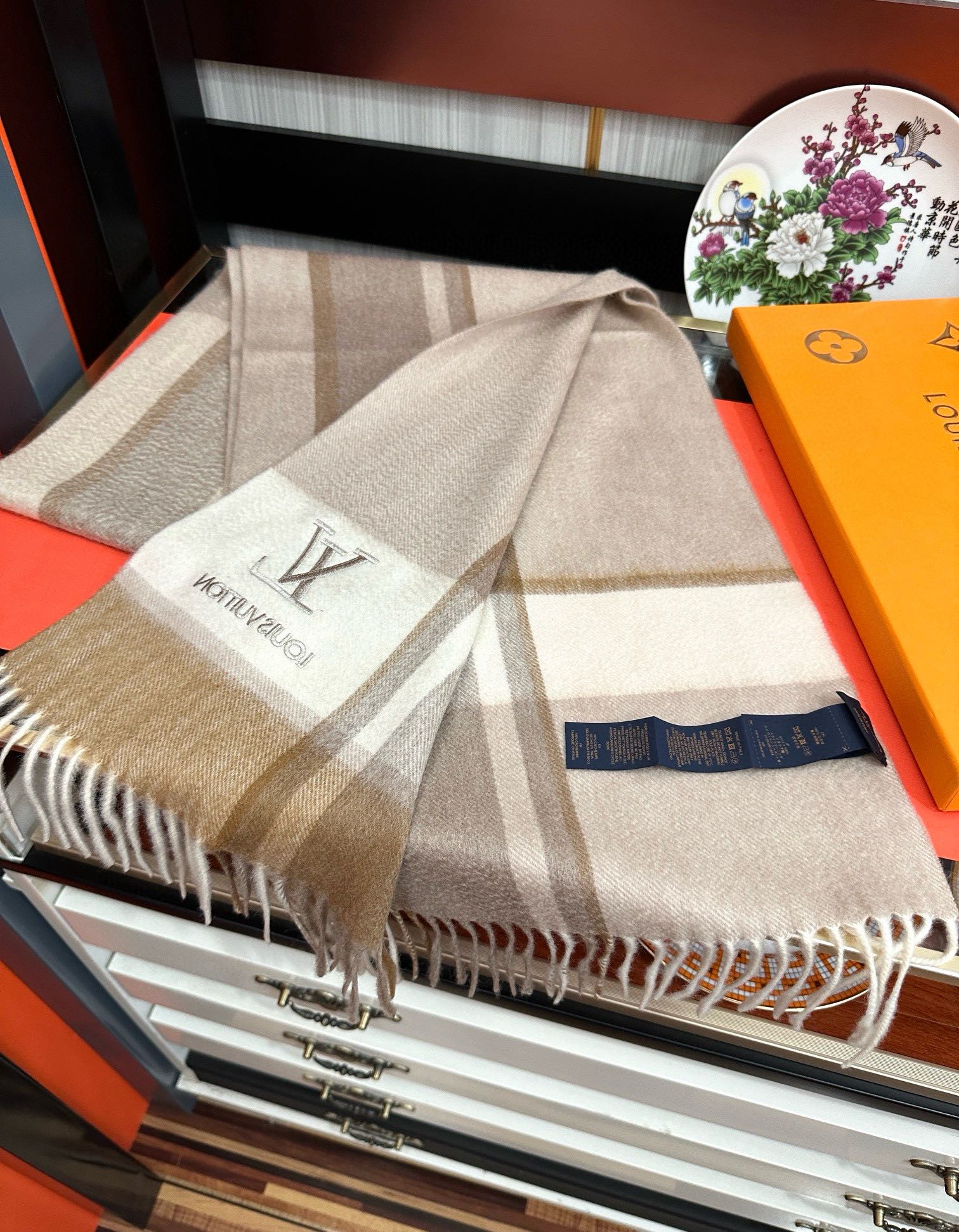 上新。2010 吧宝利 最爆款【采用内蒙古山羊绒】🎉男女士情侣款👫围巾‼️太美了😎让人耳目一新的感觉色色