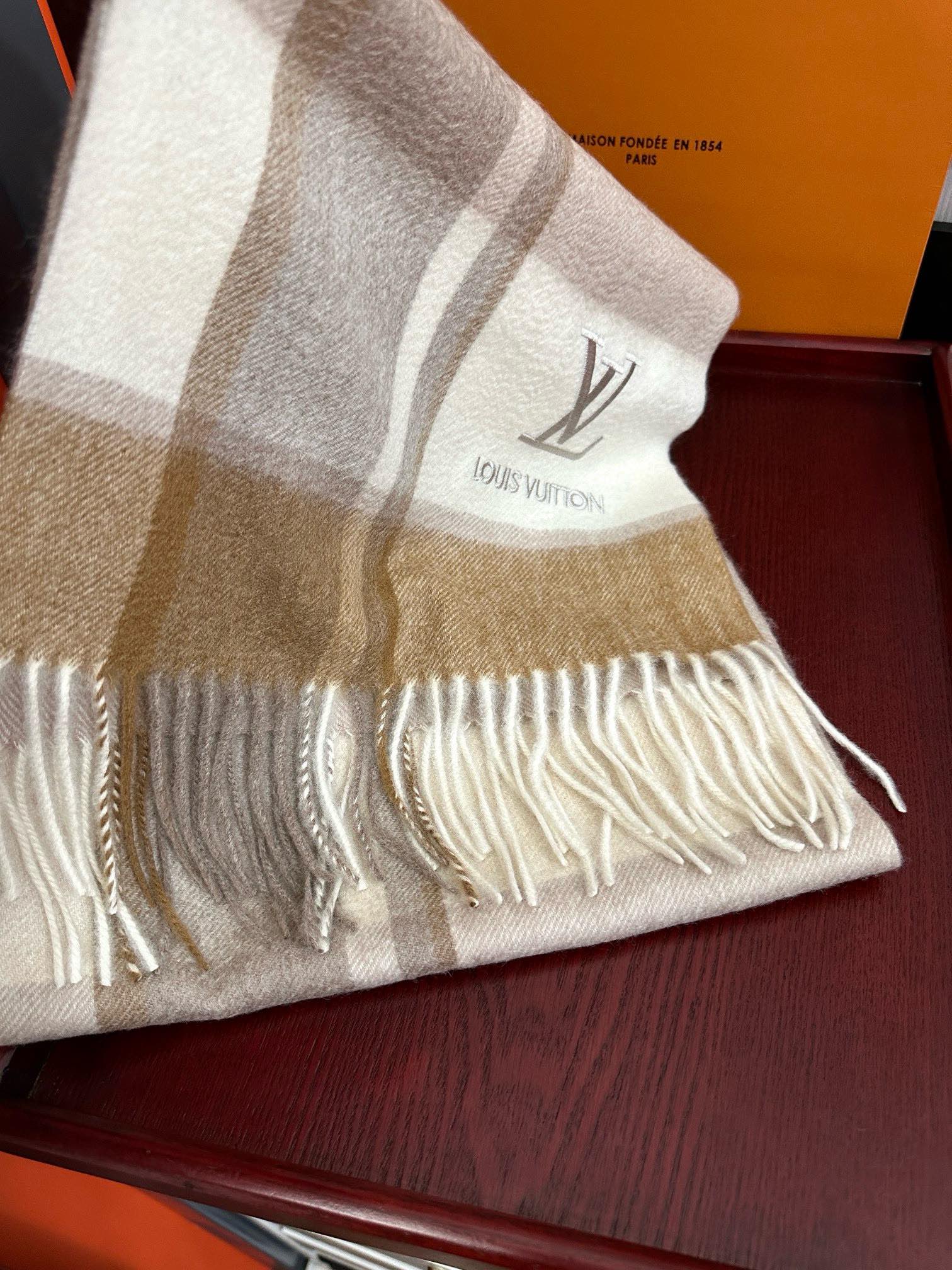 上新。2010 吧宝利 最爆款【采用内蒙古山羊绒】🎉男女士情侣款👫围巾‼️太美了😎让人耳目一新的感觉色色