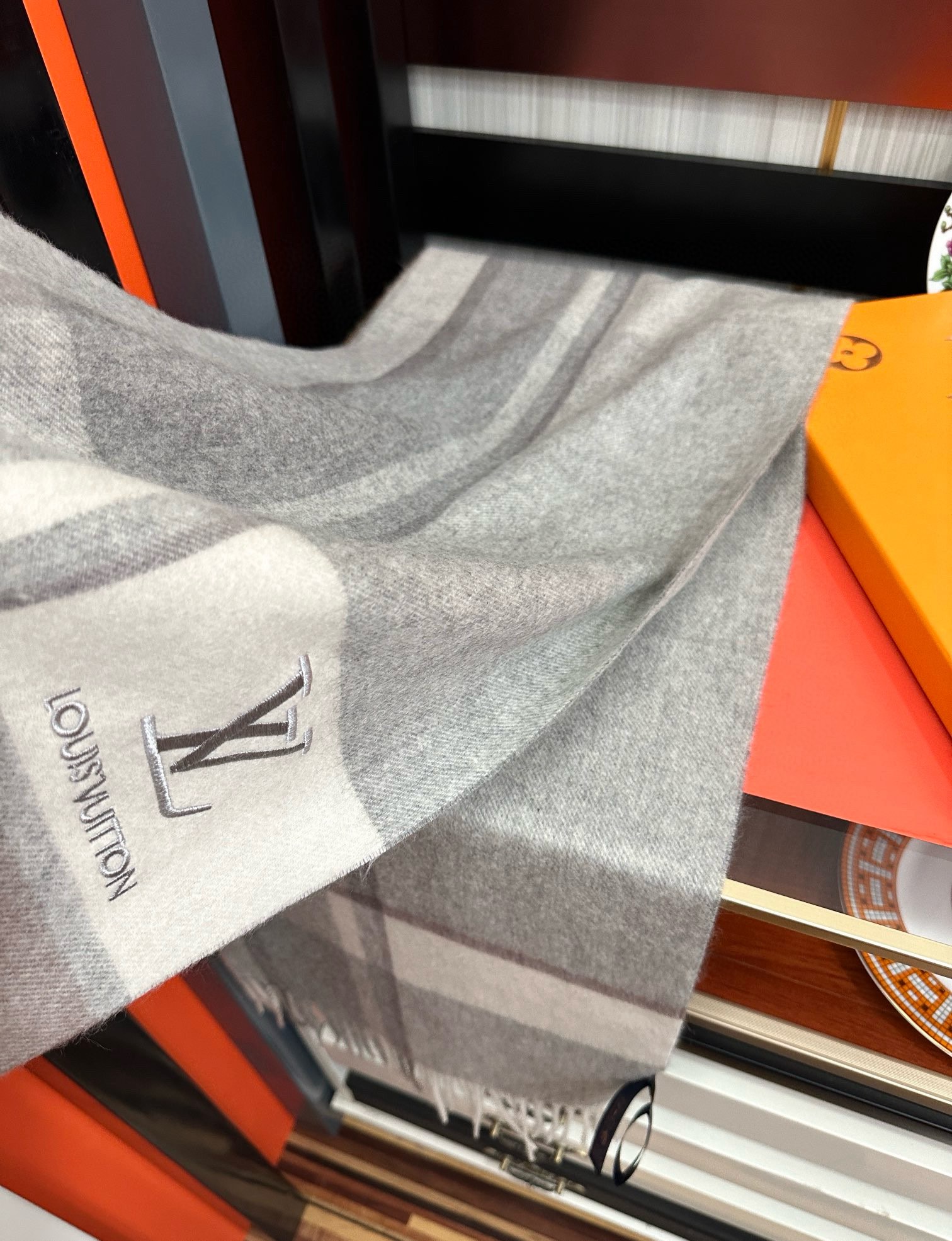 上新。2010 吧宝利 最爆款【采用内蒙古山羊绒】🎉男女士情侣款👫围巾‼️太美了😎让人耳目一新的感觉色色