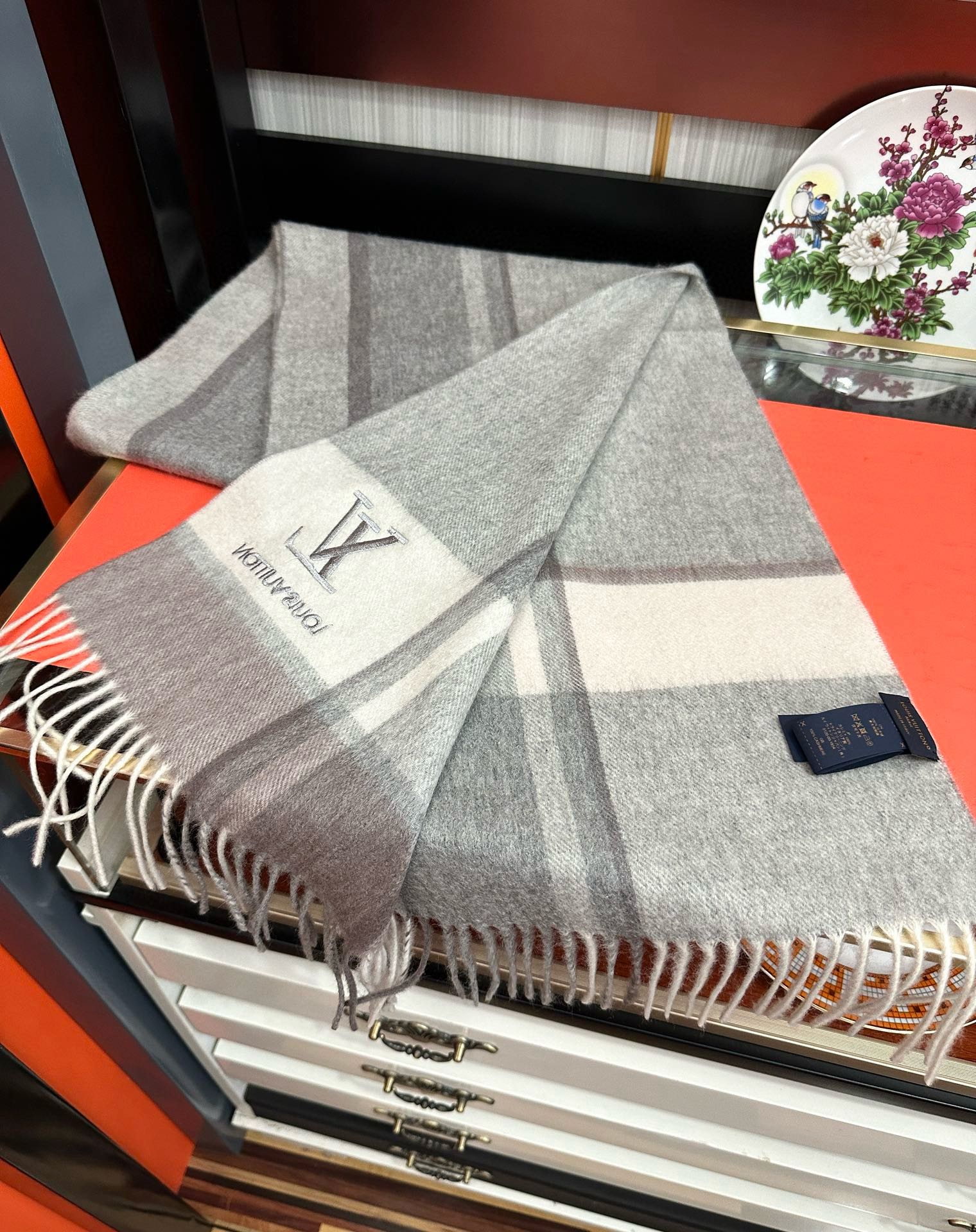 上新。2010 吧宝利 最爆款【采用内蒙古山羊绒】🎉男女士情侣款👫围巾‼️太美了😎让人耳目一新的感觉色色