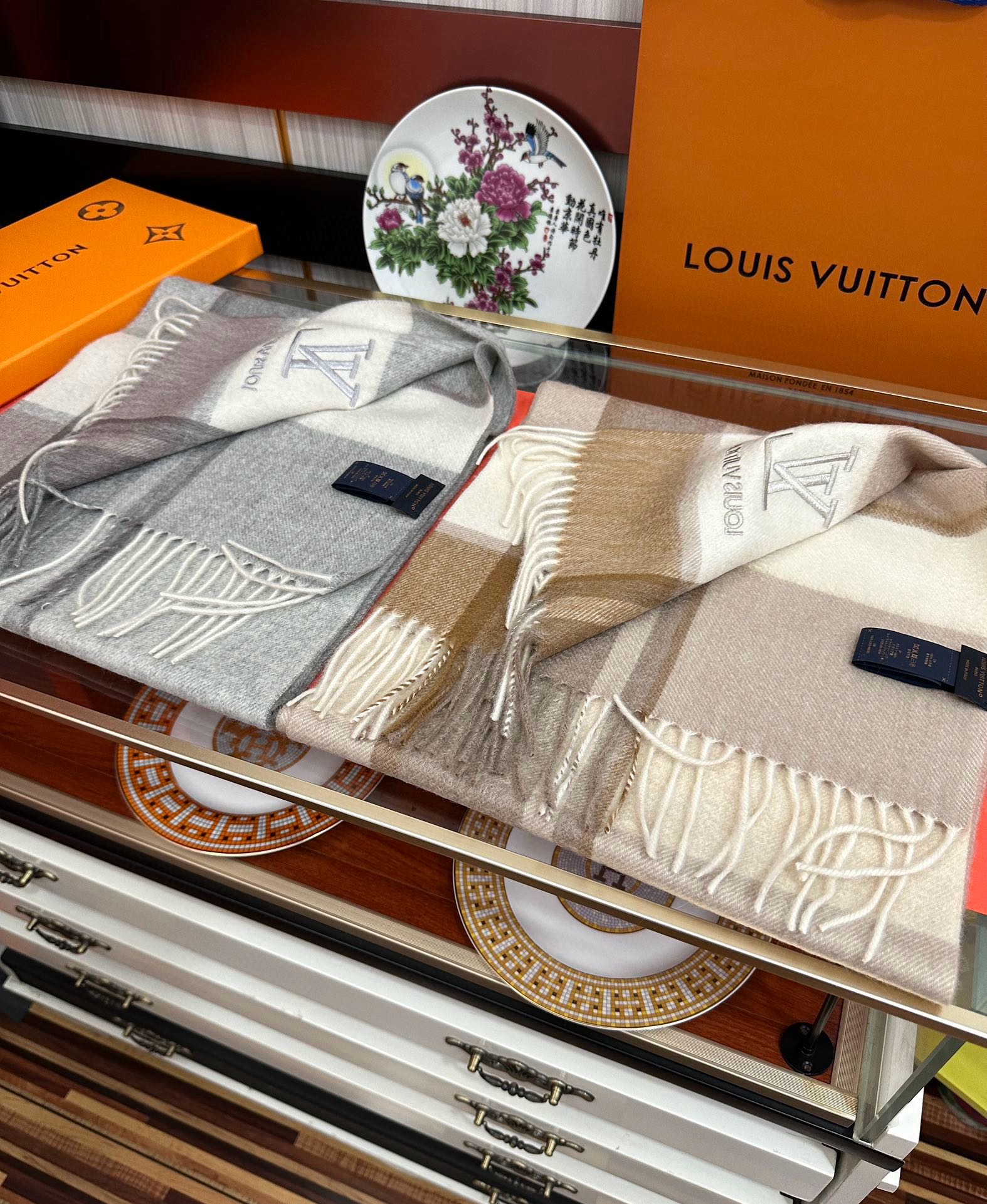 上新。2010 吧宝利 最爆款【采用内蒙古山羊绒】🎉男女士情侣款👫围巾‼️太美了😎让人耳目一新的感觉色色