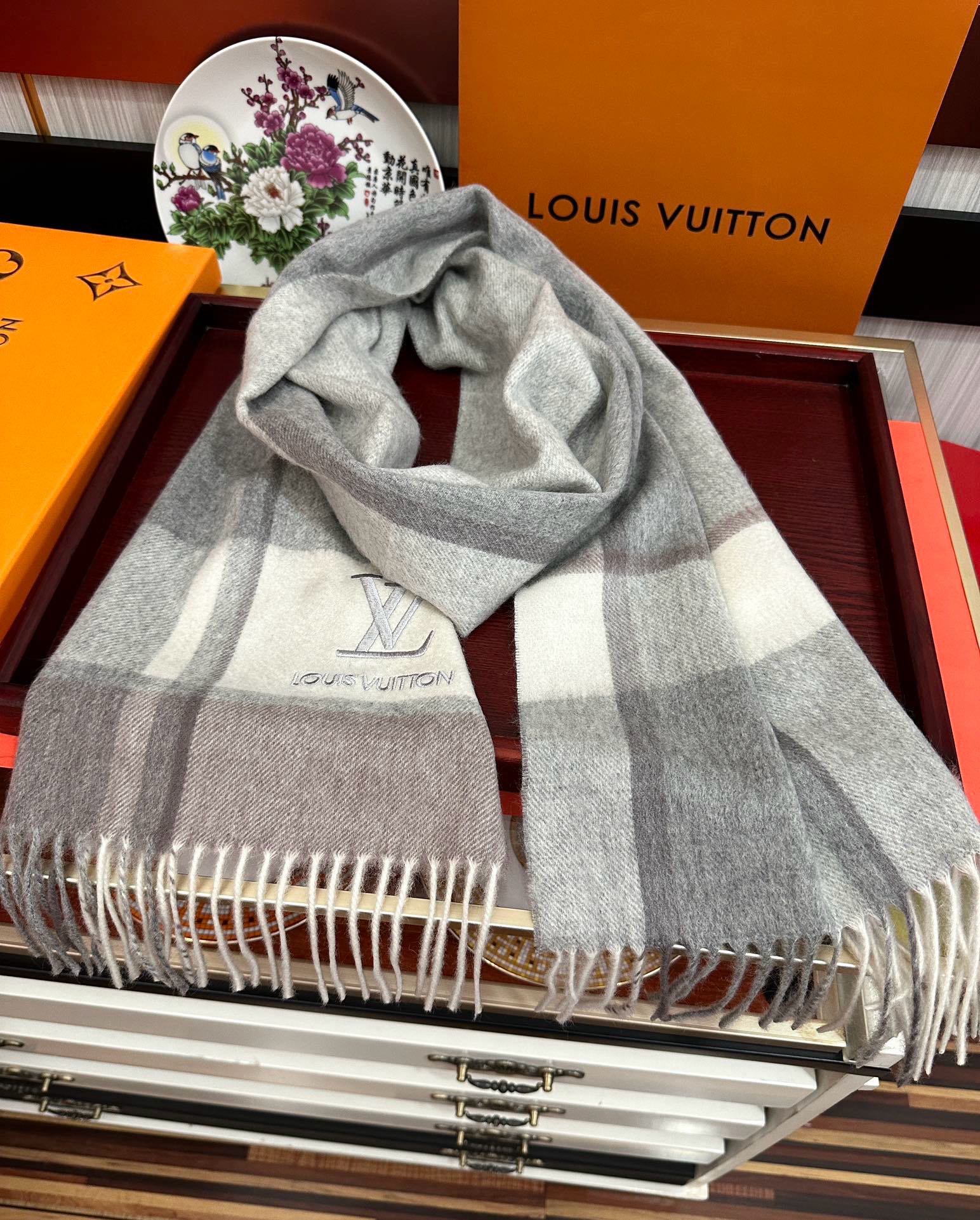 上新。2010 吧宝利 最爆款【采用内蒙古山羊绒】🎉男女士情侣款👫围巾‼️太美了😎让人耳目一新的感觉色色