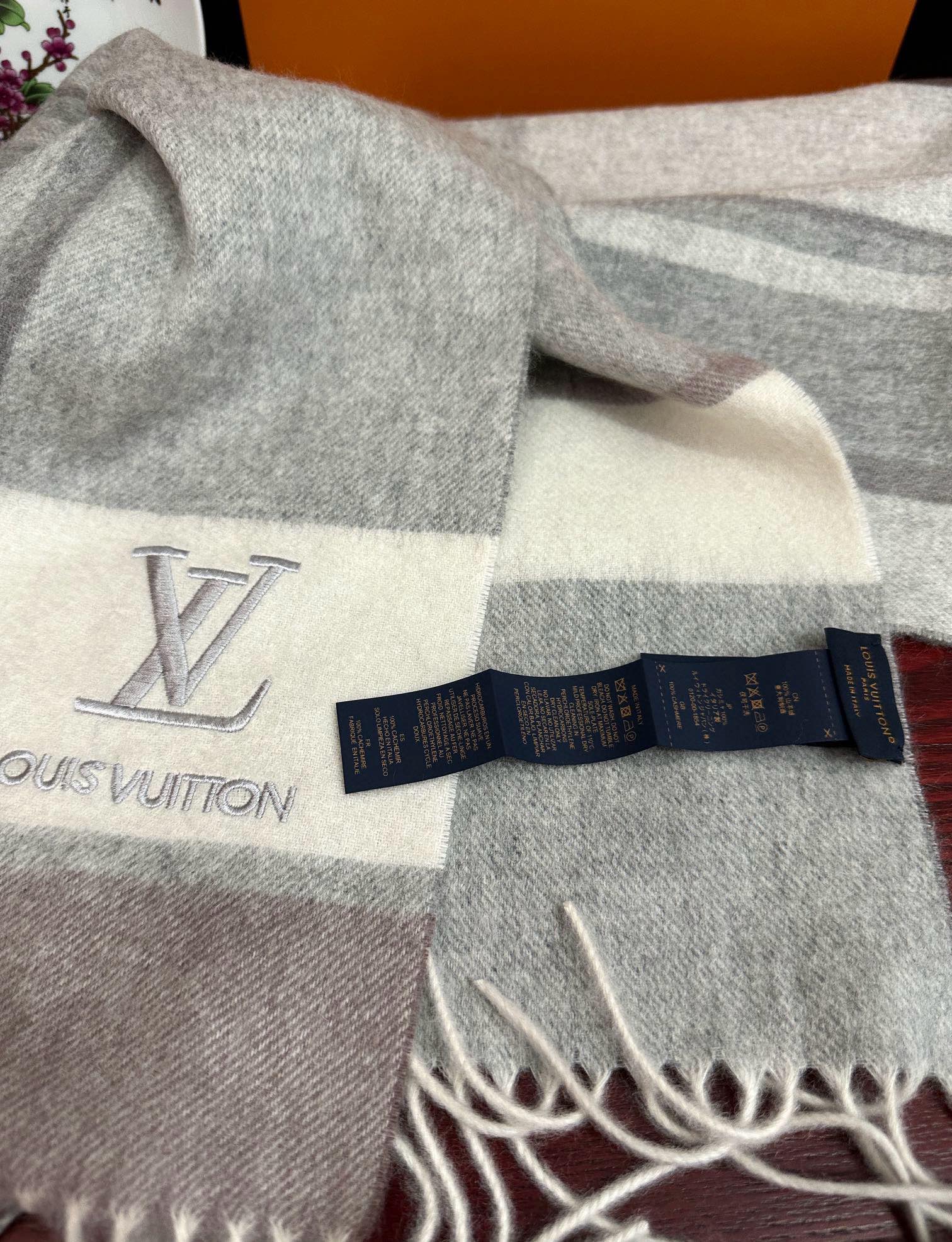 上新。2010 吧宝利 最爆款【采用内蒙古山羊绒】🎉男女士情侣款👫围巾‼️太美了😎让人耳目一新的感觉色色