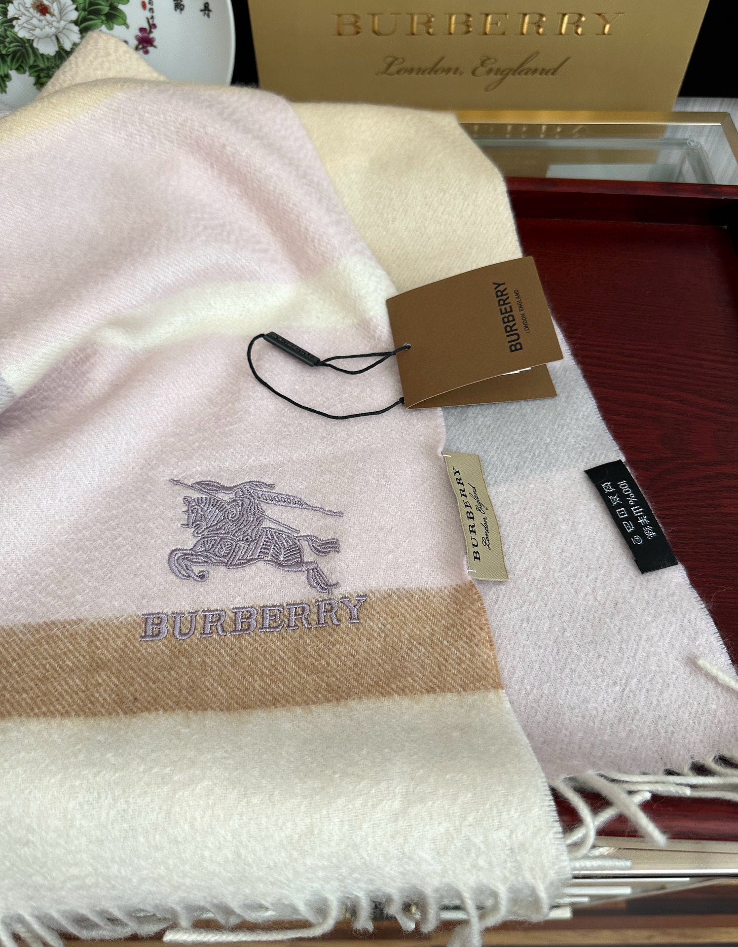 。85%山羊绒  2025 巴宝莉采用内蒙古顶级山羊绒，最新款男女通用情侣款👫重磅推荐💥 经典的格子，永