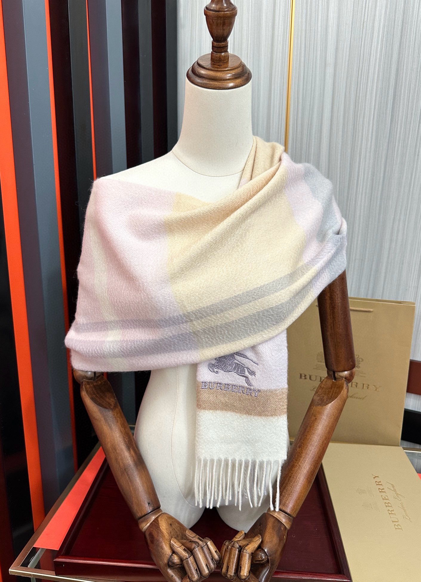 。85%山羊绒  2025 巴宝莉采用内蒙古顶级山羊绒，最新款男女通用情侣款👫重磅推荐💥 经典的格子，永