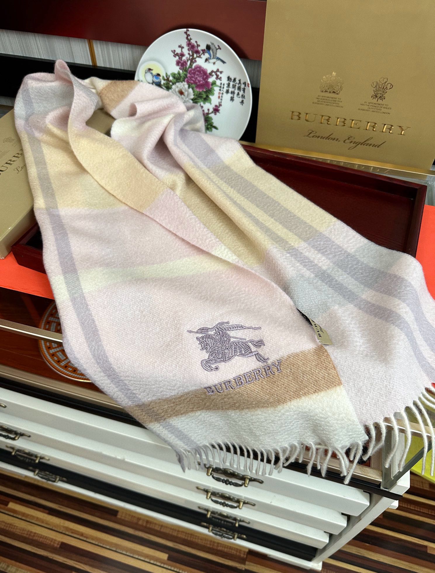 。85%山羊绒  2025 巴宝莉采用内蒙古顶级山羊绒，最新款男女通用情侣款👫重磅推荐💥 经典的格子，永