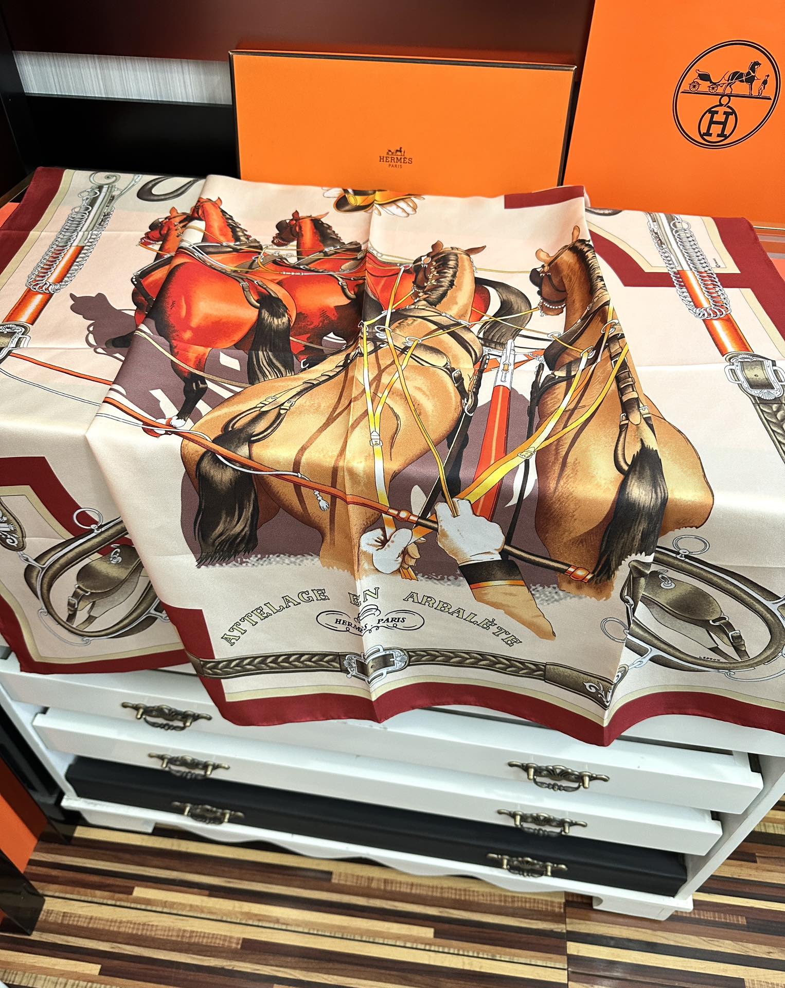 。2010爱马仕 官网同步【双面同色印花】庆祝“骏马的披挂”90典藏方巾通过别致的经典色彩向原创设计致敬