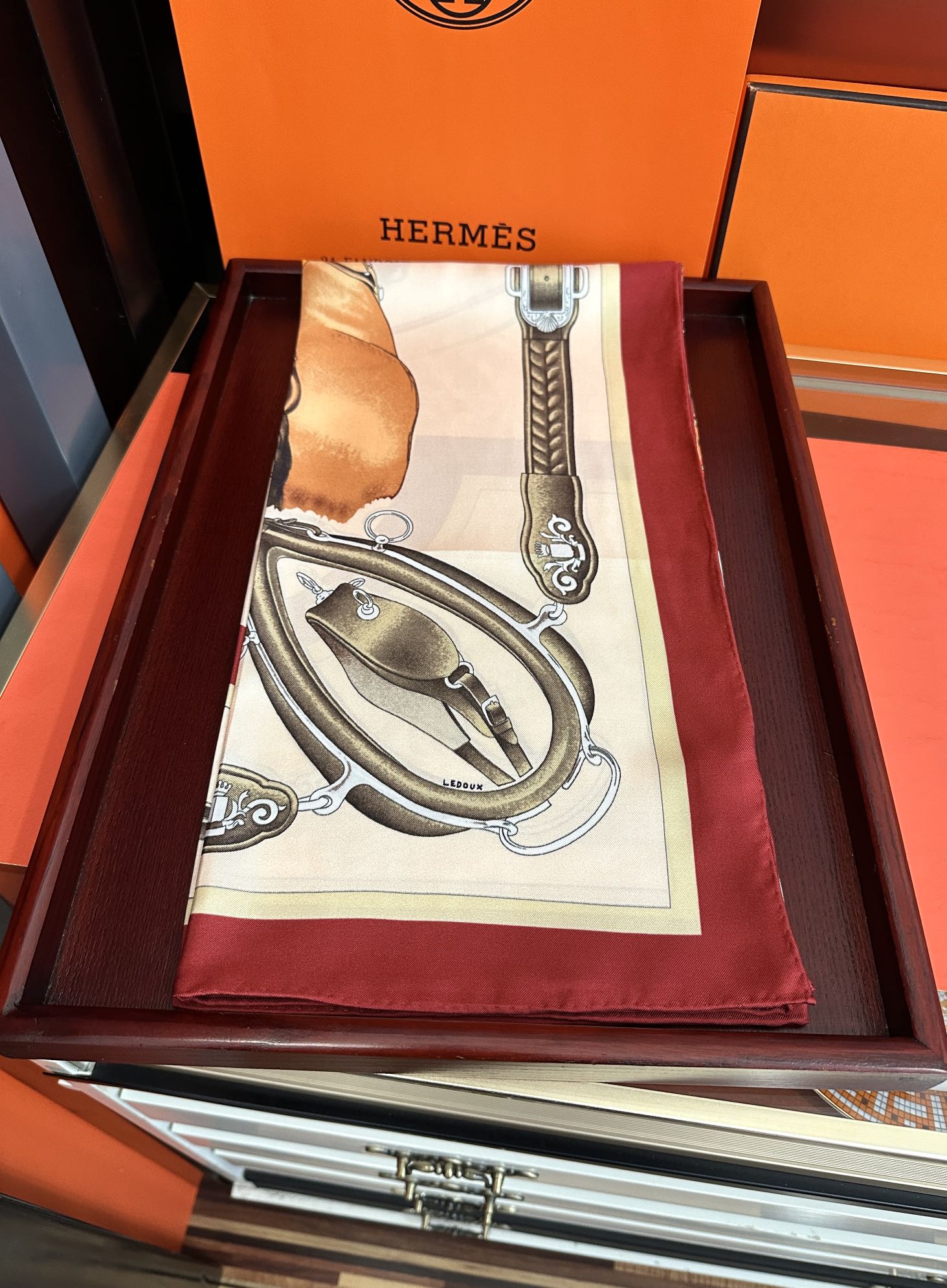 。2010爱马仕 官网同步【双面同色印花】庆祝“骏马的披挂”90典藏方巾通过别致的经典色彩向原创设计致敬