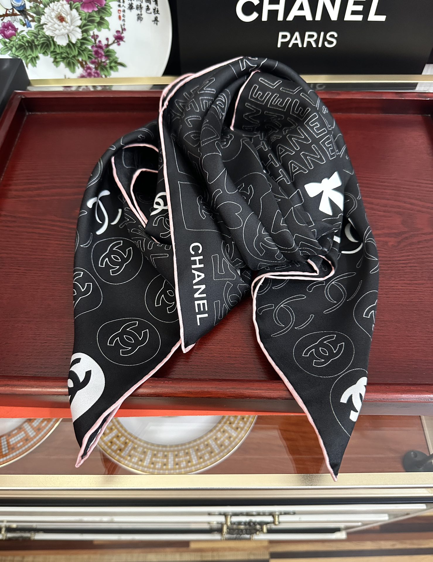 。高版本 香奈儿 【5号香水瓶】👍香奶奶永远都是比较经典發一条印有5号香水瓶跟四叶草交织图案巧妙搭配得意