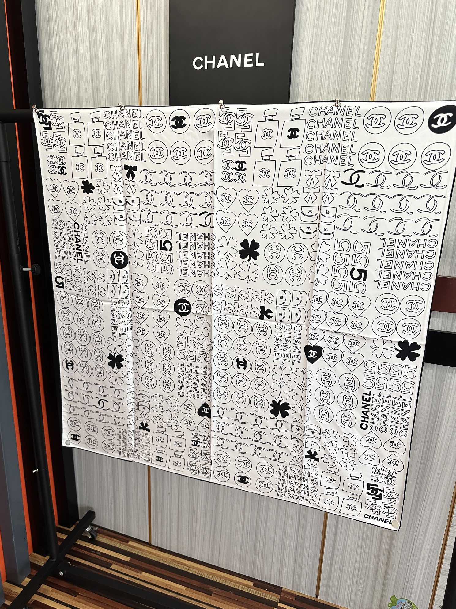 。高版本 香奈儿 【5号香水瓶】👍香奶奶永远都是比较经典發一条印有5号香水瓶跟四叶草交织图案巧妙搭配得意