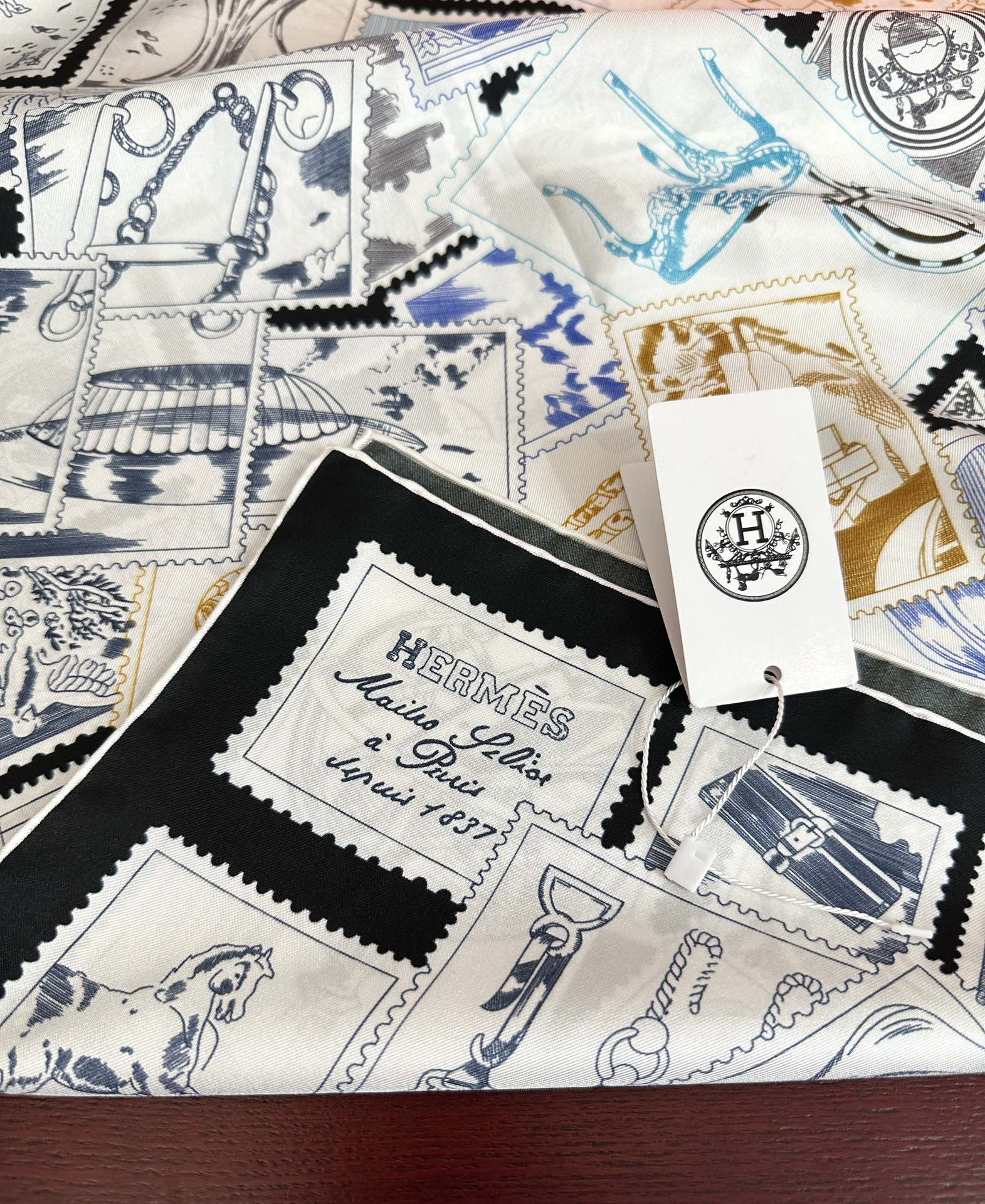 上新2025 。HERMES 重磅庆祝【福宝集邮者】90方巾嘴唇精简时髦，太美了 品质感很显好得意好搭到