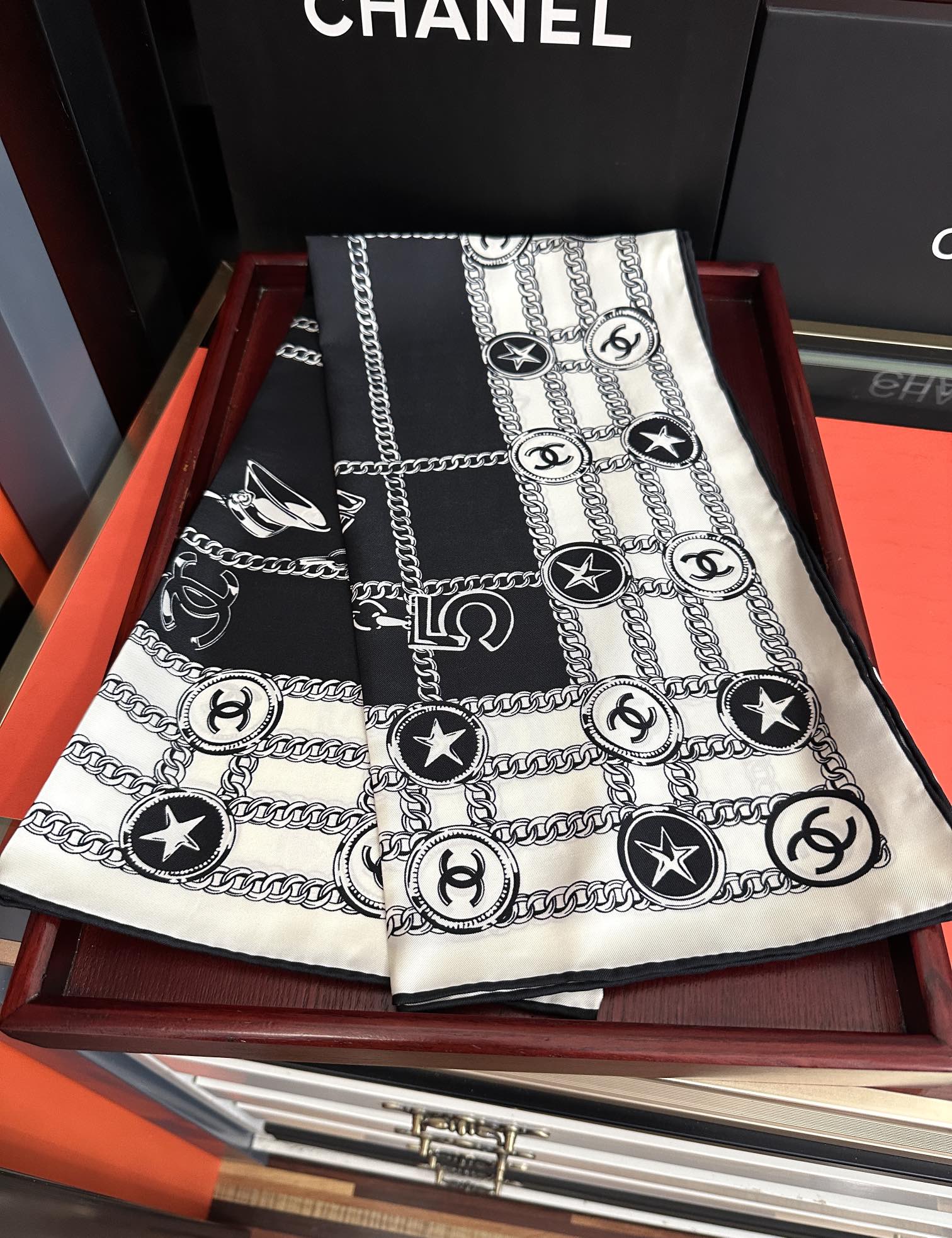 。双面同色 香奈儿18姆米 高版本👍2025春夏新款庆祝香奶奶永远都是比较经典發围上秒变高级女神色一条印