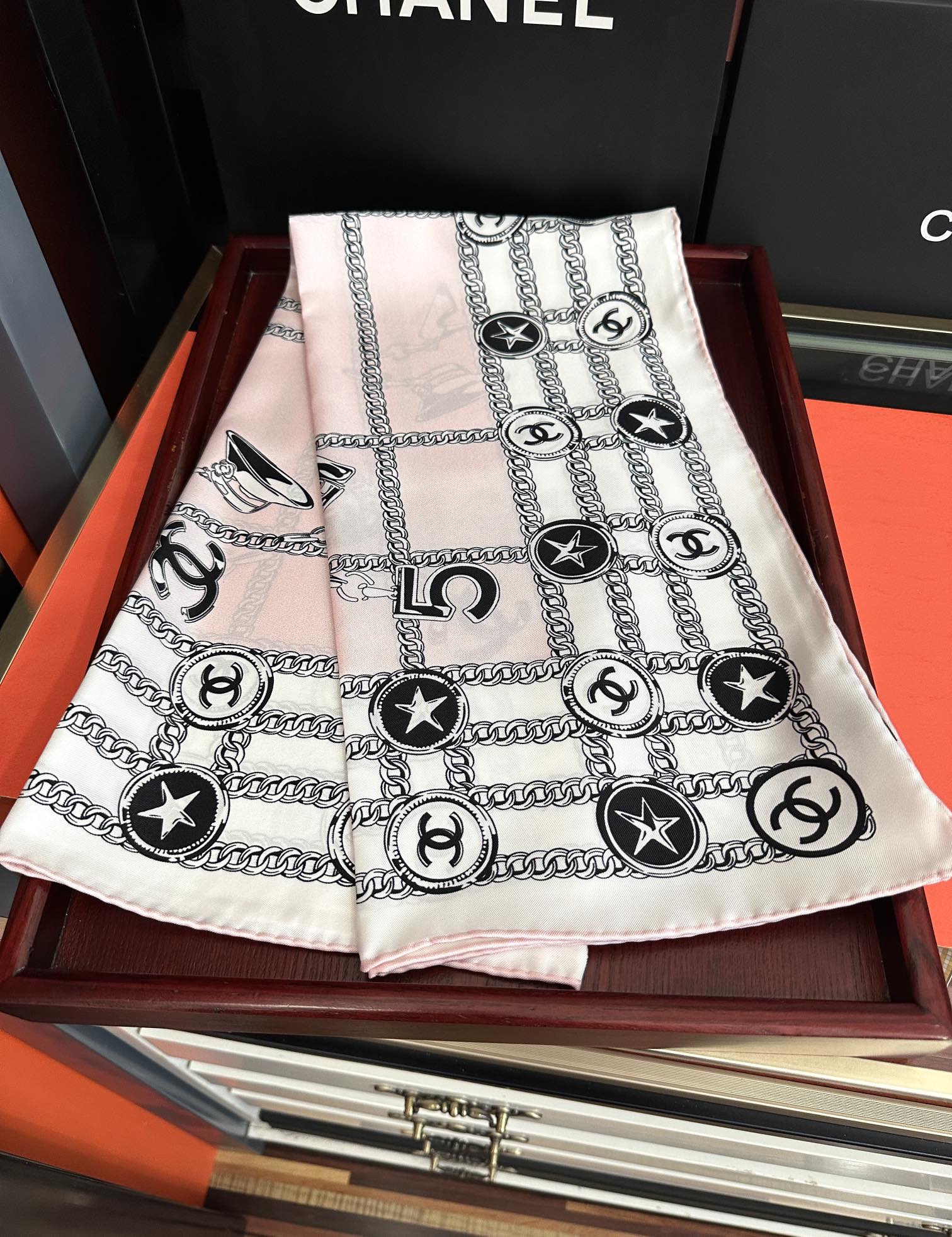 。双面同色 香奈儿18姆米 高版本👍2025春夏新款庆祝香奶奶永远都是比较经典發围上秒变高级女神色一条印