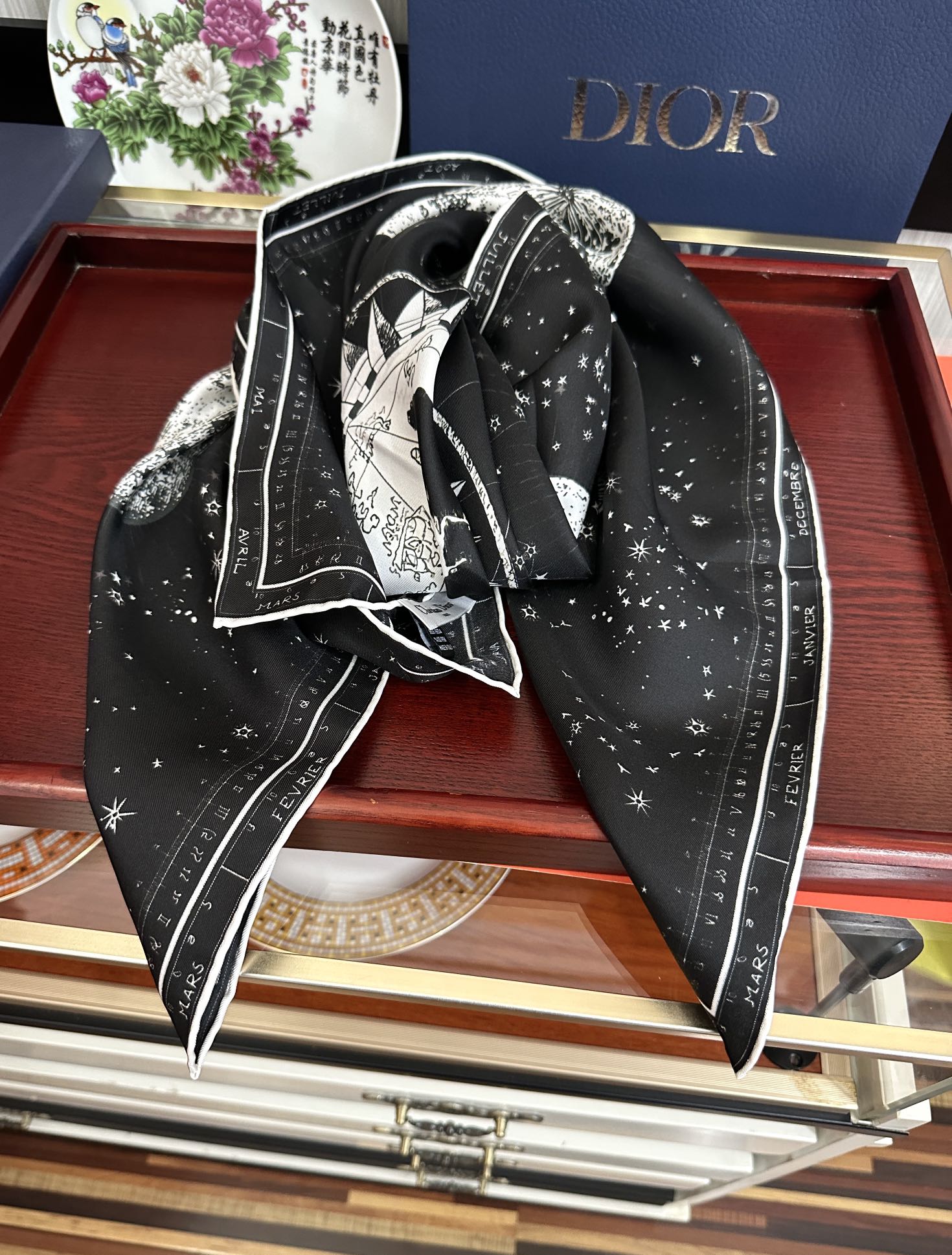 新款Dior 【星座系列】2025新款💦丝印花方巾是发布秀的款式庆祝Zodiac 印花玫瑰展示对星座的迷